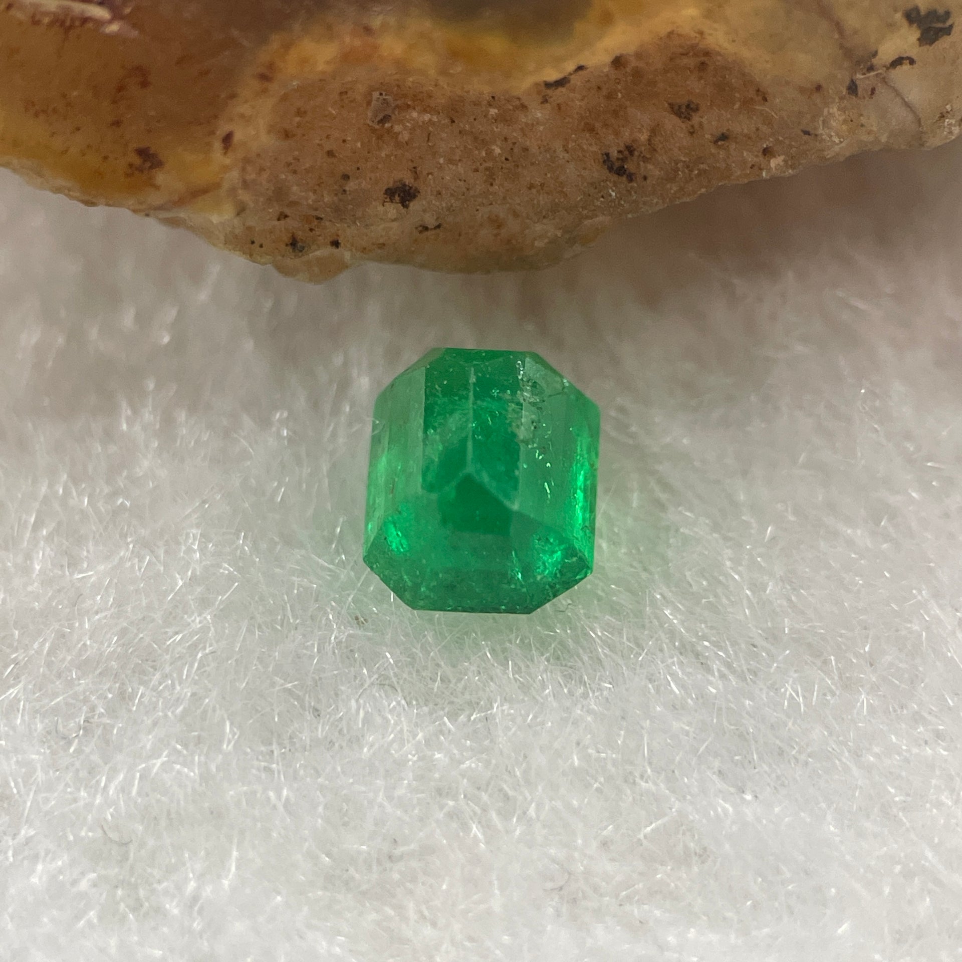 Natural Colombia Green Emerald (Beryl) Cut-Cornered Rectangular step cut 0.58ct 5.2 by 4 - Huangs Jadeite and Jewelry Pte Ltd