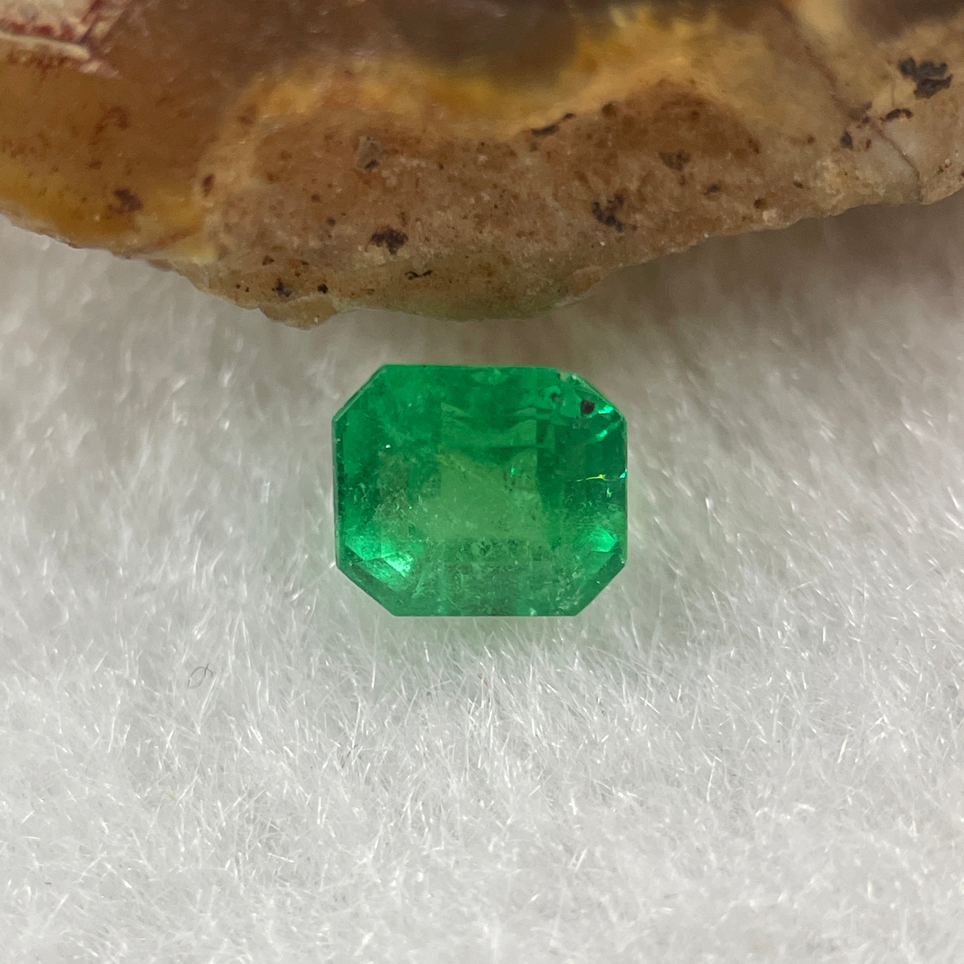 Natural Colombia Green Emerald (Beryl) Cut-Cornered Rectangular step cut 0.68ct 5.3 by 4.9 by 3.9mm - Huangs Jadeite and Jewelry Pte Ltd