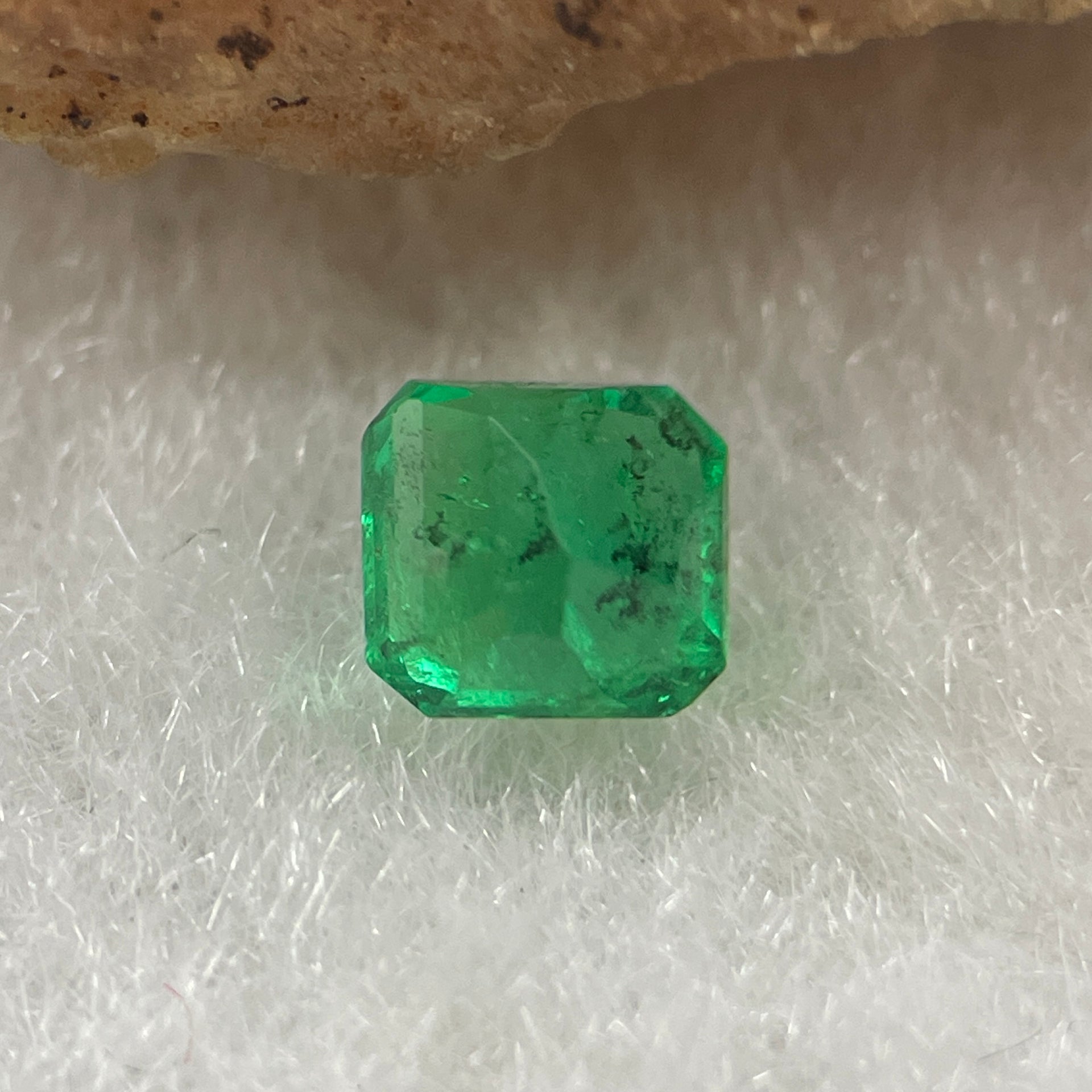 Natural Colombia Vivid Green Emerald (Beryl) Cut-Cornered Rectangular Step cut 0.41ct 4.4 by 4.1 by 3.2mm - Huangs Jadeite and Jewelry Pte Ltd