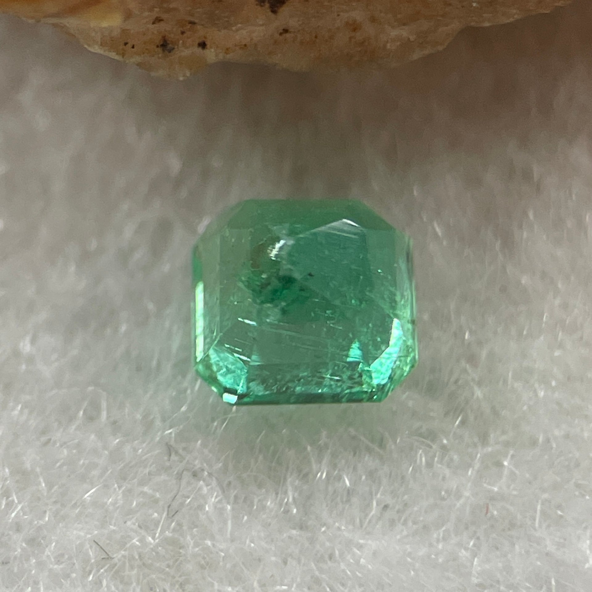 Natural Colombia Vivid Green Emerald (Beryl) Cut-Cornered Square Step cut 0.47ct 4.4 by 4.2 by 3.5mm - Huangs Jadeite and Jewelry Pte Ltd