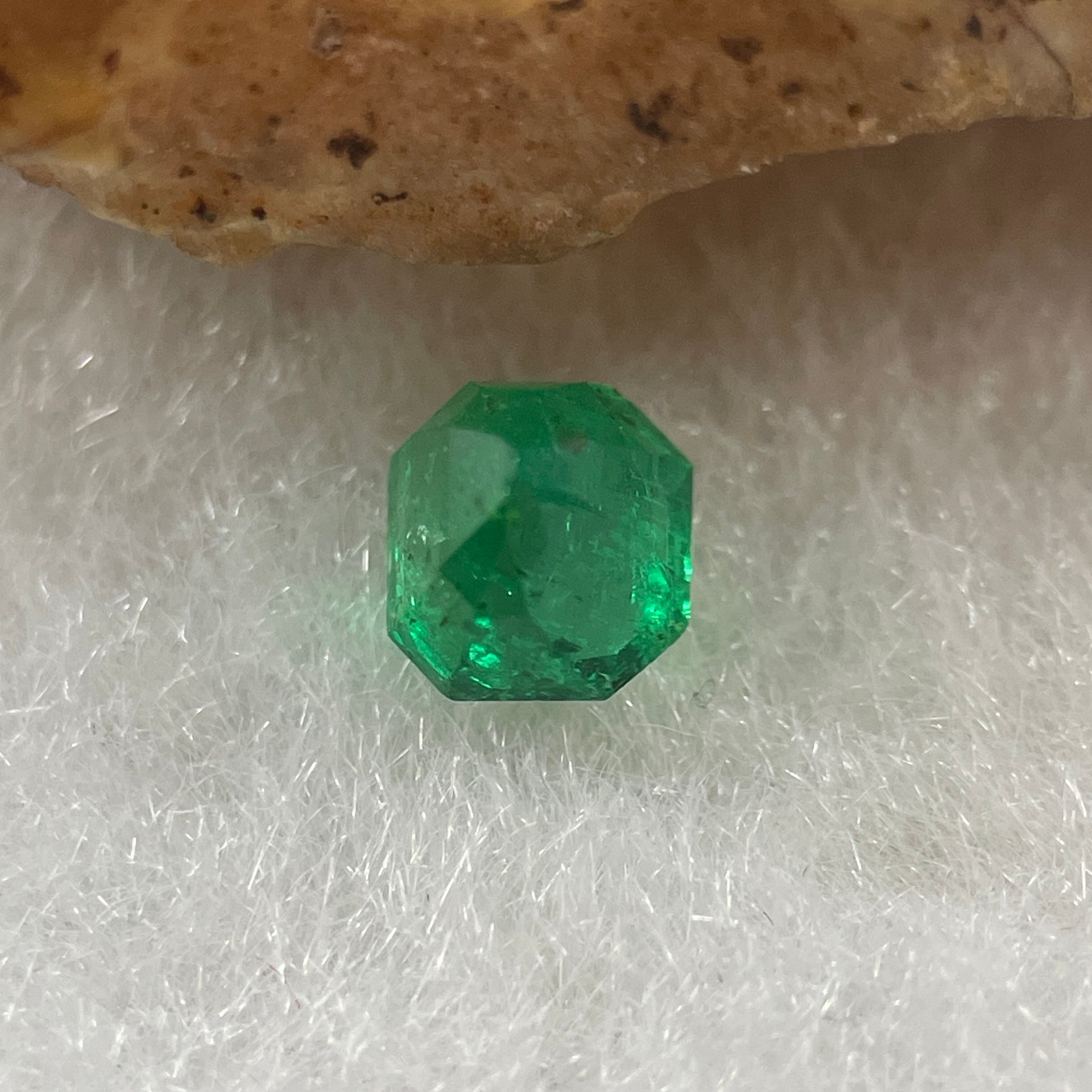 Natural Colombia Vivid Green Emerald (Beryl) Cut-Cornered Rectangular Step cut 0.44ct 4.5 by 4.0 by 3.8mm - Huangs Jadeite and Jewelry Pte Ltd