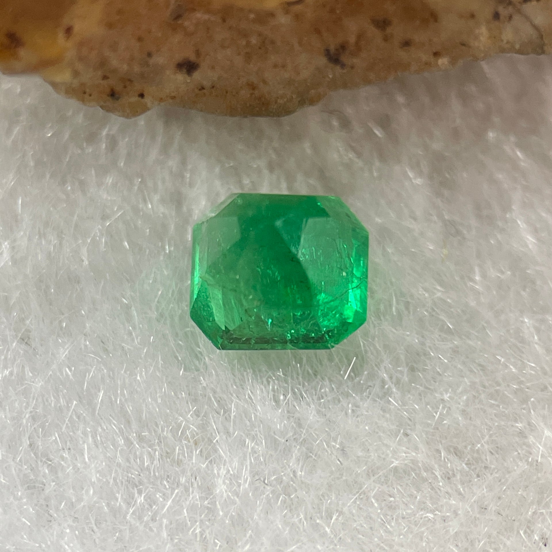 Natural Colombia Green Emerald (Beryl) Cut-Cornered Rectangular step cut 0.53ct 4.9 by 4.6 by 3.7mm - Huangs Jadeite and Jewelry Pte Ltd