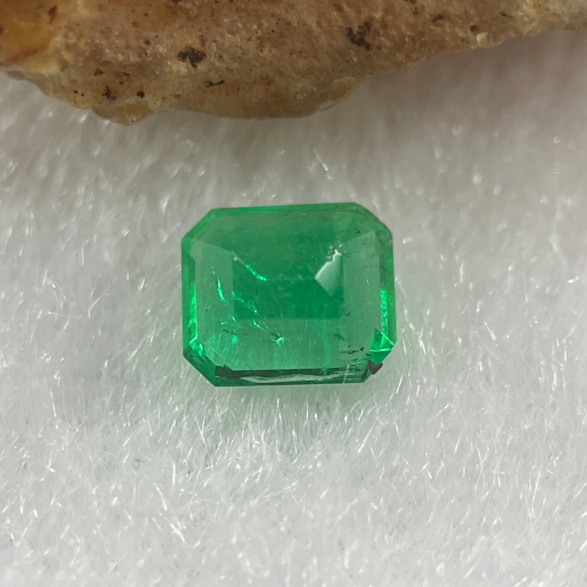 Natural Colombia Vivid Green Emerald (Beryl) Cut-Cornered Rectangular Step cut 0.48ct 5.2 by 4.5 by 2.8mm - Huangs Jadeite and Jewelry Pte Ltd