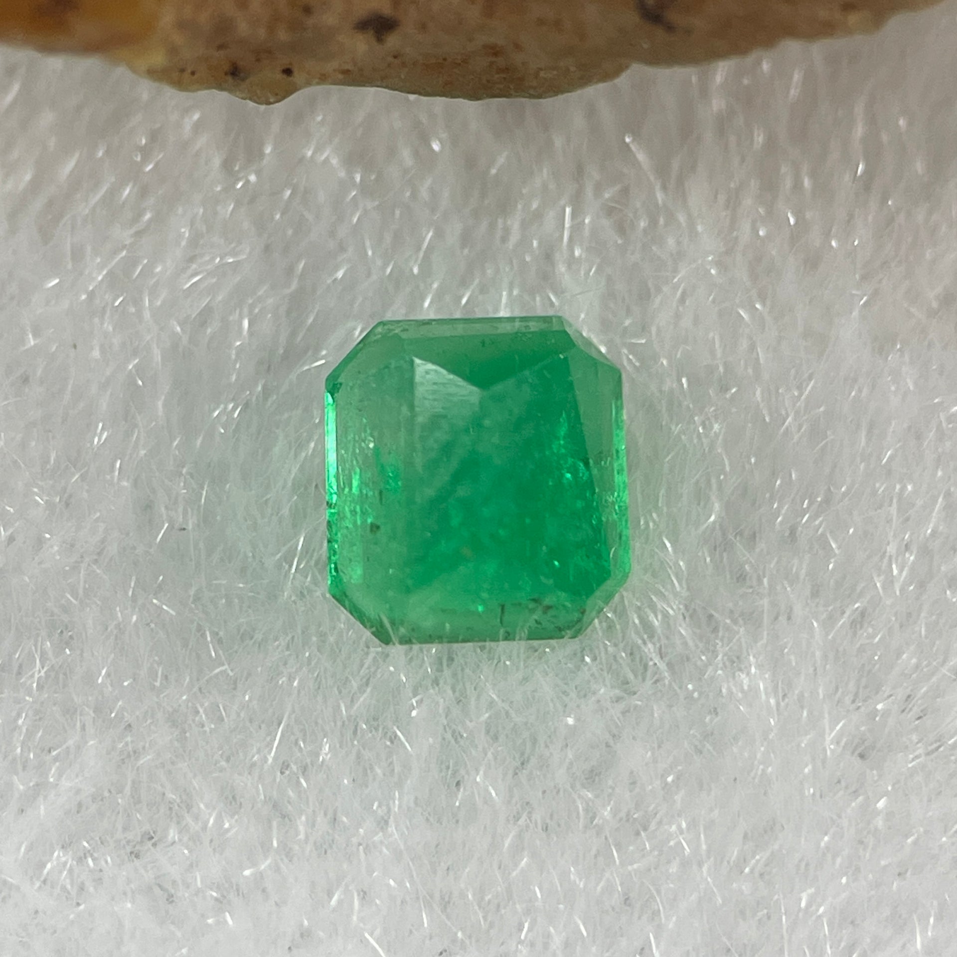 Natural Colombia Vivid Green Emerald (Beryl) Cut-Cornered Rectangular Step cut 0.48ct 4.9 by 4.6 by 2.8mm - Huangs Jadeite and Jewelry Pte Ltd