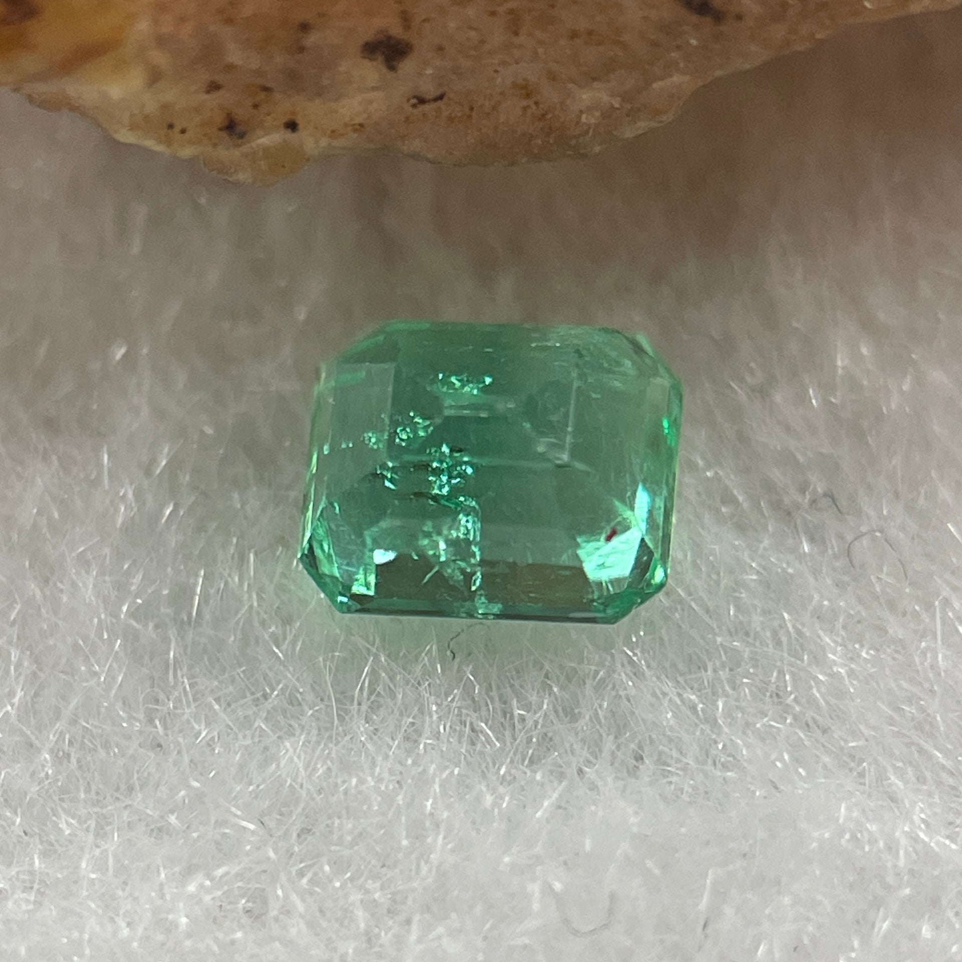 Natural Colombia Vivid Green Emerald (Beryl) Cut-Cornered Rectangular Step cut 0.47ct 4.8 by 4.1 by 3.1mm - Huangs Jadeite and Jewelry Pte Ltd
