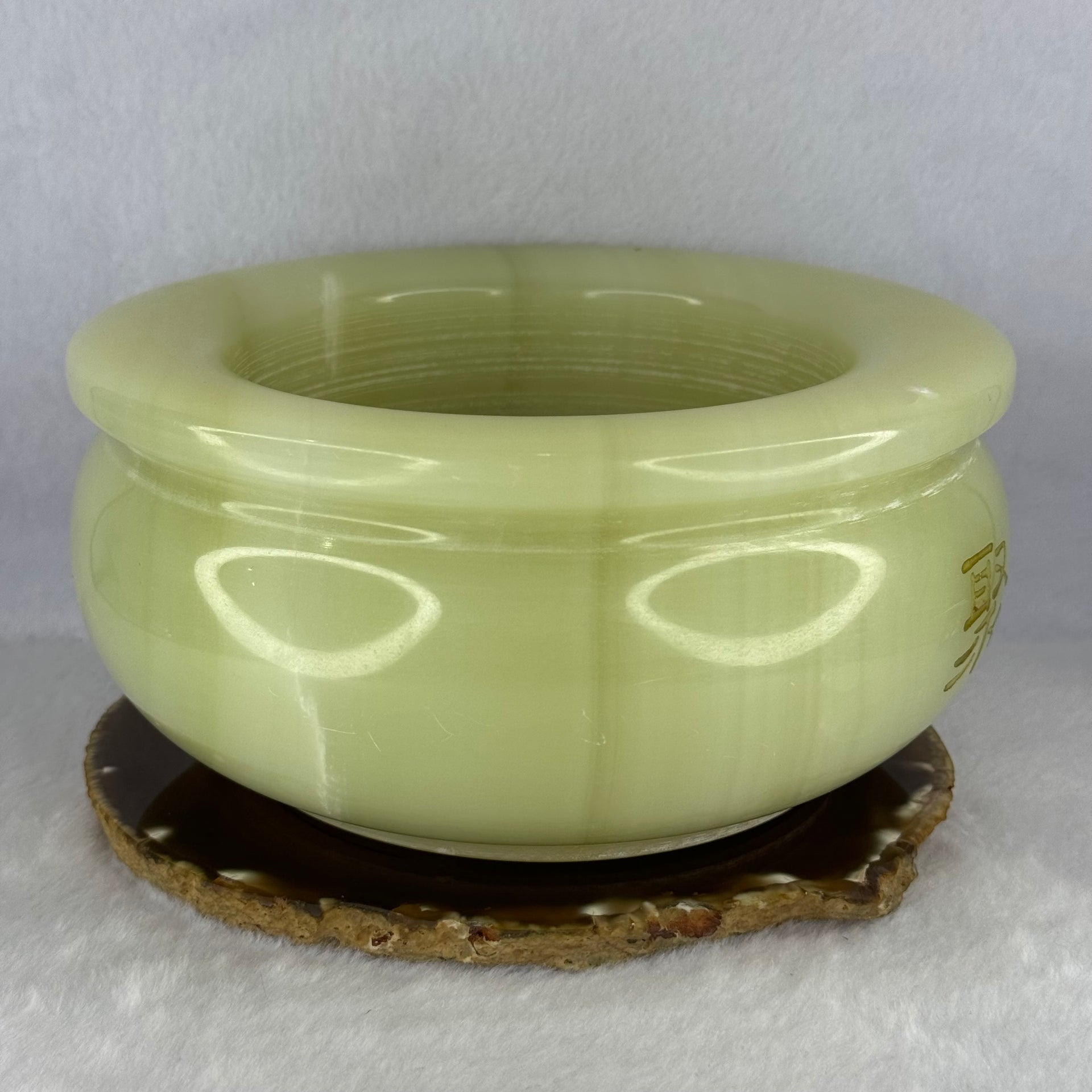 Natural Light Green Onyx Wealth Pot Display 2464.5g 160.0 by 65.0mm - Huangs Jadeite and Jewelry Pte Ltd