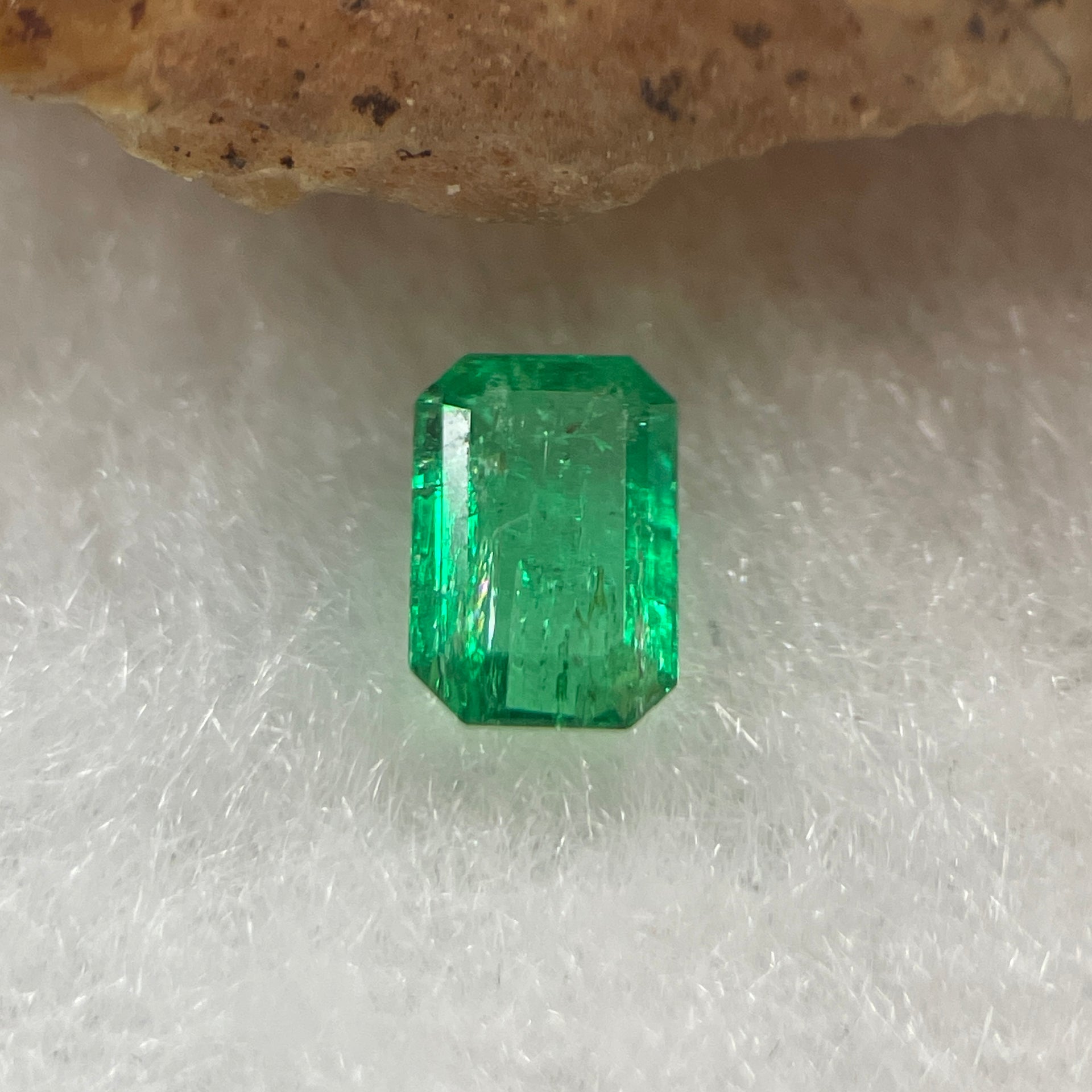 Natural Colombia Vivid Green Emerald (Beryl) Cut-Cornered Rectangular Step cut 0.41ct 5.7 by 3.8 by 2.3mm - Huangs Jadeite and Jewelry Pte Ltd