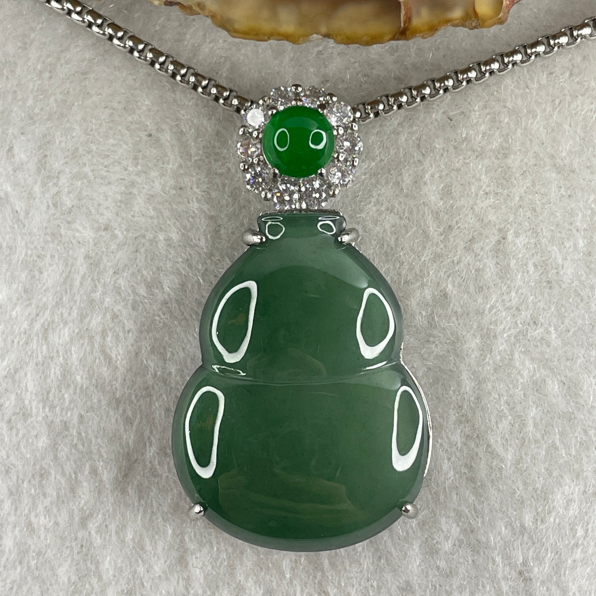 Natural Type A Omphacite Green Jadeite Hulu Necklace in S925 Silver | (16.65g | 58cm S925 | 27.5 x 21.1 x 3.0mm | Health, Abundance & Negative Energy Absorber, Feng Shui Prosperity & Longevity Necklace) - Huangs Jadeite and Jewelry Pte Ltd