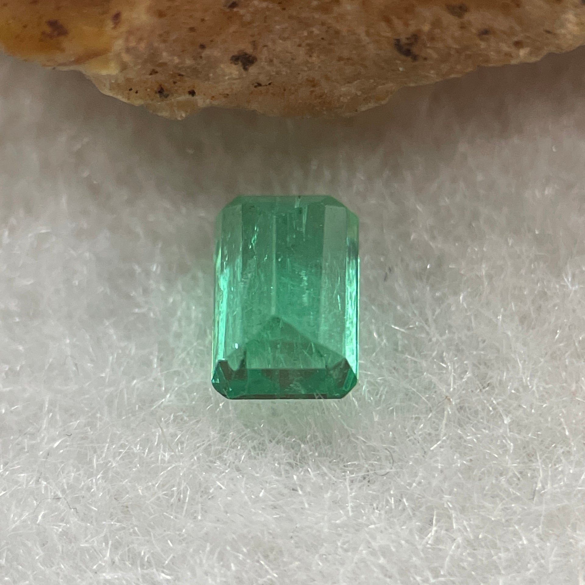 Natural Colombia Vivid Green Emerald (Beryl) Cut-Cornered Rectangle Step cut 0.49ct 5.4 by 3.7 by 2.9mm - Huangs Jadeite and Jewelry Pte Ltd