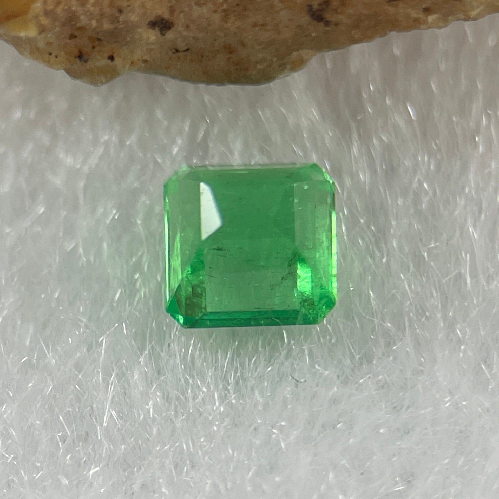 Natural Colombia Vivid Green Emerald (Beryl) Cut-Cornered Square Step cut 0.48ct 4.4 by 4.4 by 3.3mm - Huangs Jadeite and Jewelry Pte Ltd