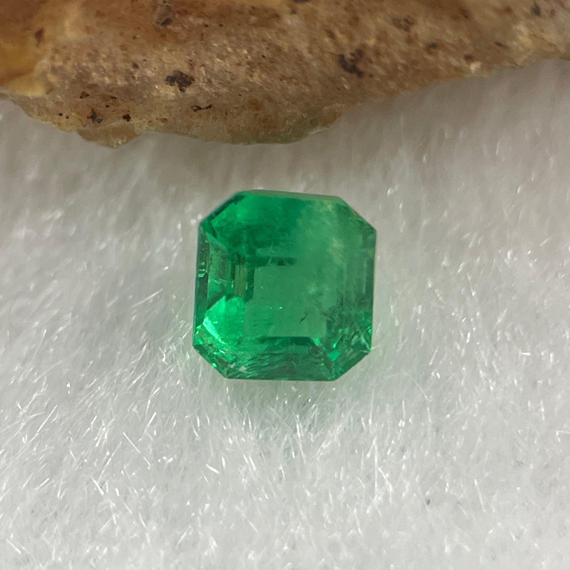 Natural Colombia Vivid Green Emerald (Beryl) Cut-Cornered Rectangular Step cut 0.48ct 4.8 by 4.3 by 3.4mm - Huangs Jadeite and Jewelry Pte Ltd