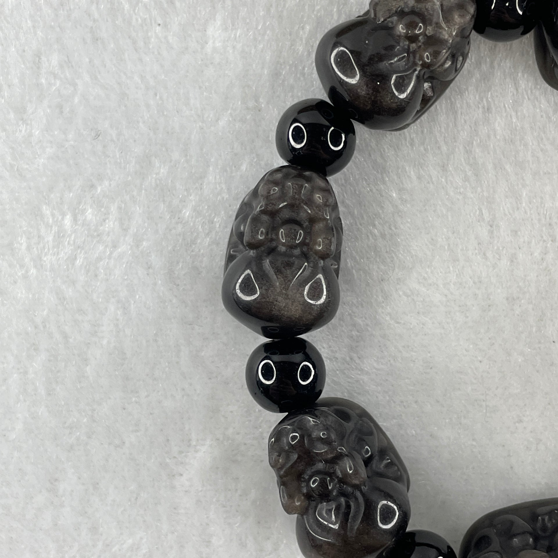 Medium Obsidian Pixiu 17.3 by 12.2 by 12.2mm 8pcs and 8 Beads 8.4mm Bracelet 34.11g 16cm - Huangs Jadeite and Jewelry Pte Ltd