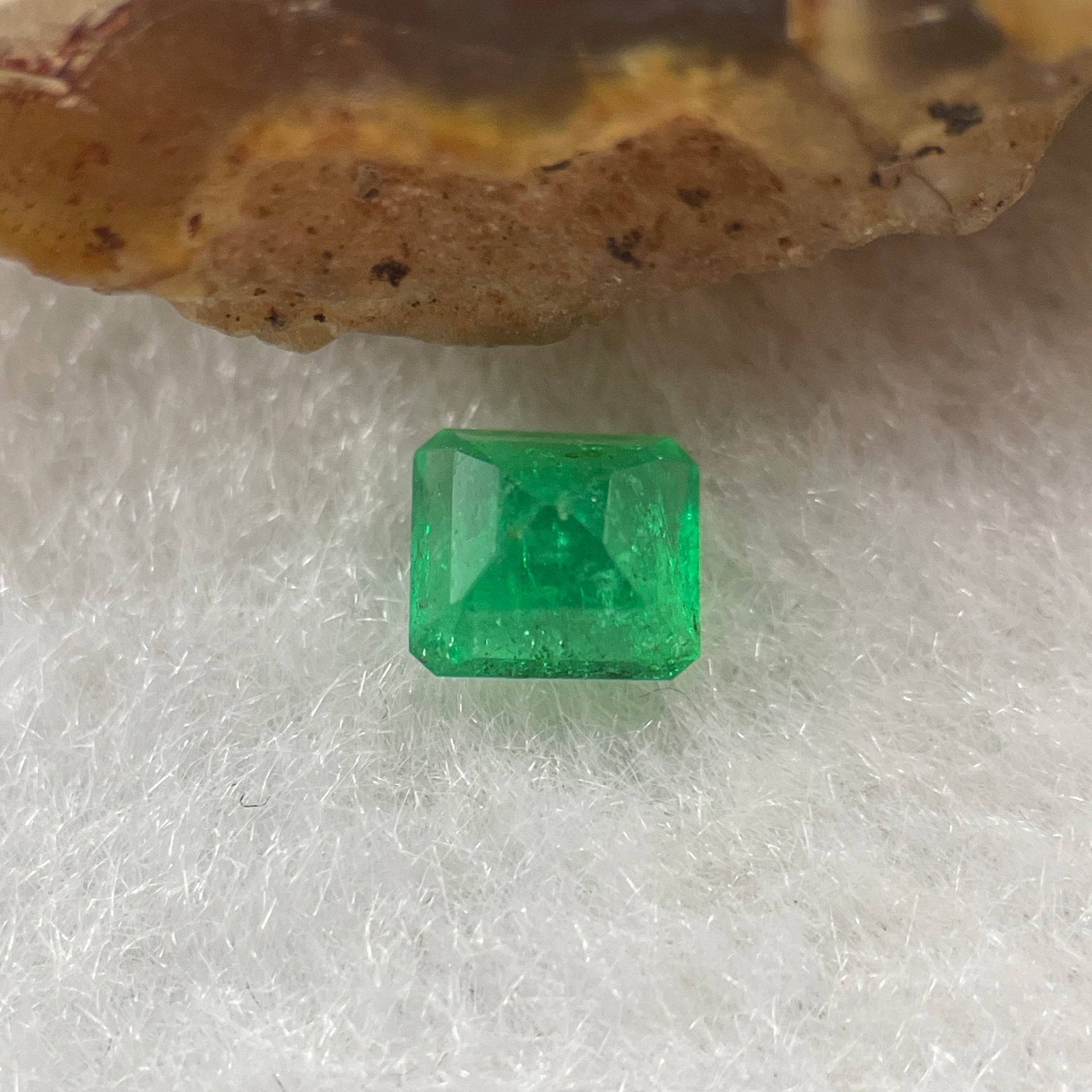 Natural Colombia Green Emerald (Beryl) Cut-Cornered Rectangular step cut 0.55ct 5.0 by 4.6 by 3.4mm - Huangs Jadeite and Jewelry Pte Ltd