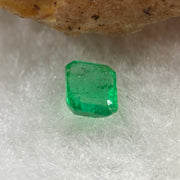 Natural Colombia Vivid Green Emerald (Beryl) Cut-Cornered Rectangular Step cut 0.43ct 5.0 by 4.0 by 2.6mm - Huangs Jadeite and Jewelry Pte Ltd