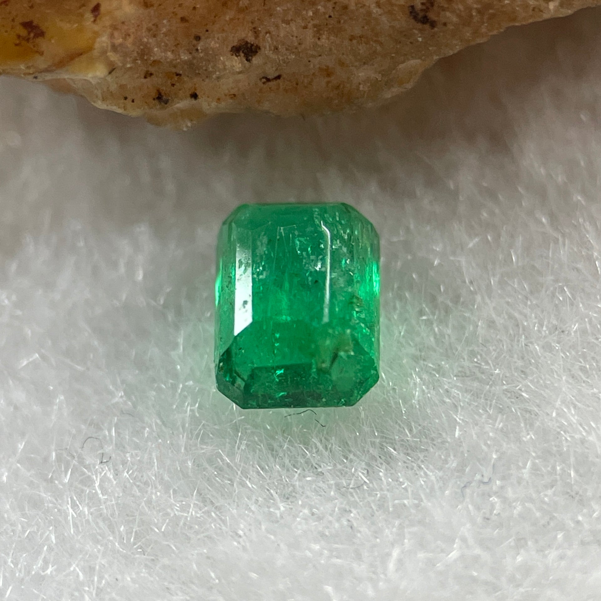 Natural Colombia Vivid Green Emerald (Beryl) Cut-Cornered Rectangular Step cut 0.43ct 4.9 by 3.8 by 2.6mm - Huangs Jadeite and Jewelry Pte Ltd
