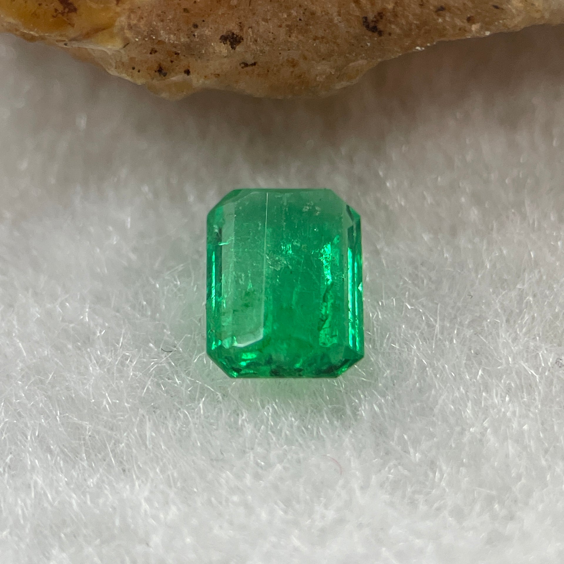 Natural Colombia Vivid Green Emerald (Beryl) Cut-Cornered Rectangular Step cut 0.46ct 5.9 by 4.6 by 1.9mm - Huangs Jadeite and Jewelry Pte Ltd