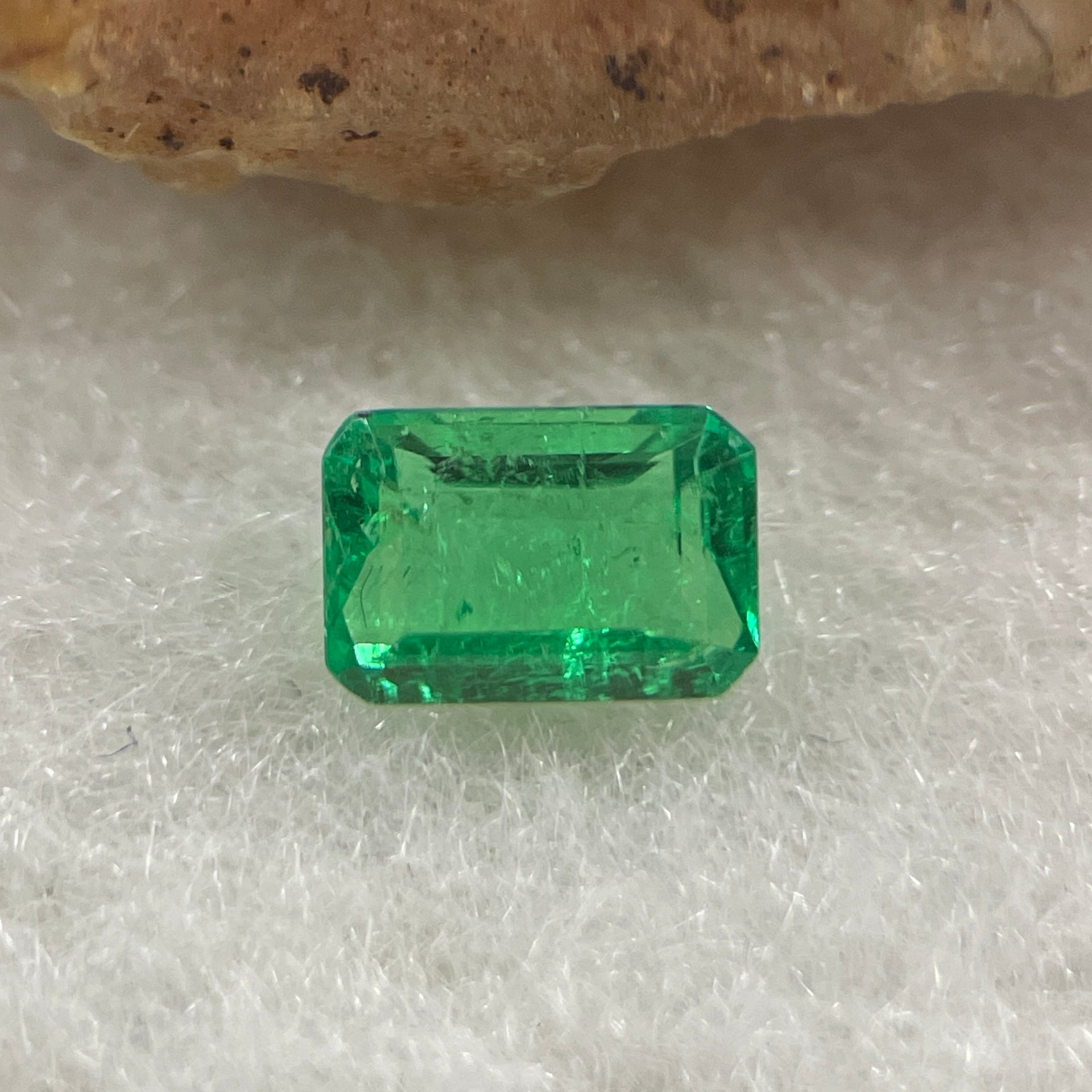 Natural Colombia Vivid Green Emerald (Beryl) Cut-Cornered Rectangular Step cut 0.44ct 5.8 by 4.0 by 2.6mm - Huangs Jadeite and Jewelry Pte Ltd