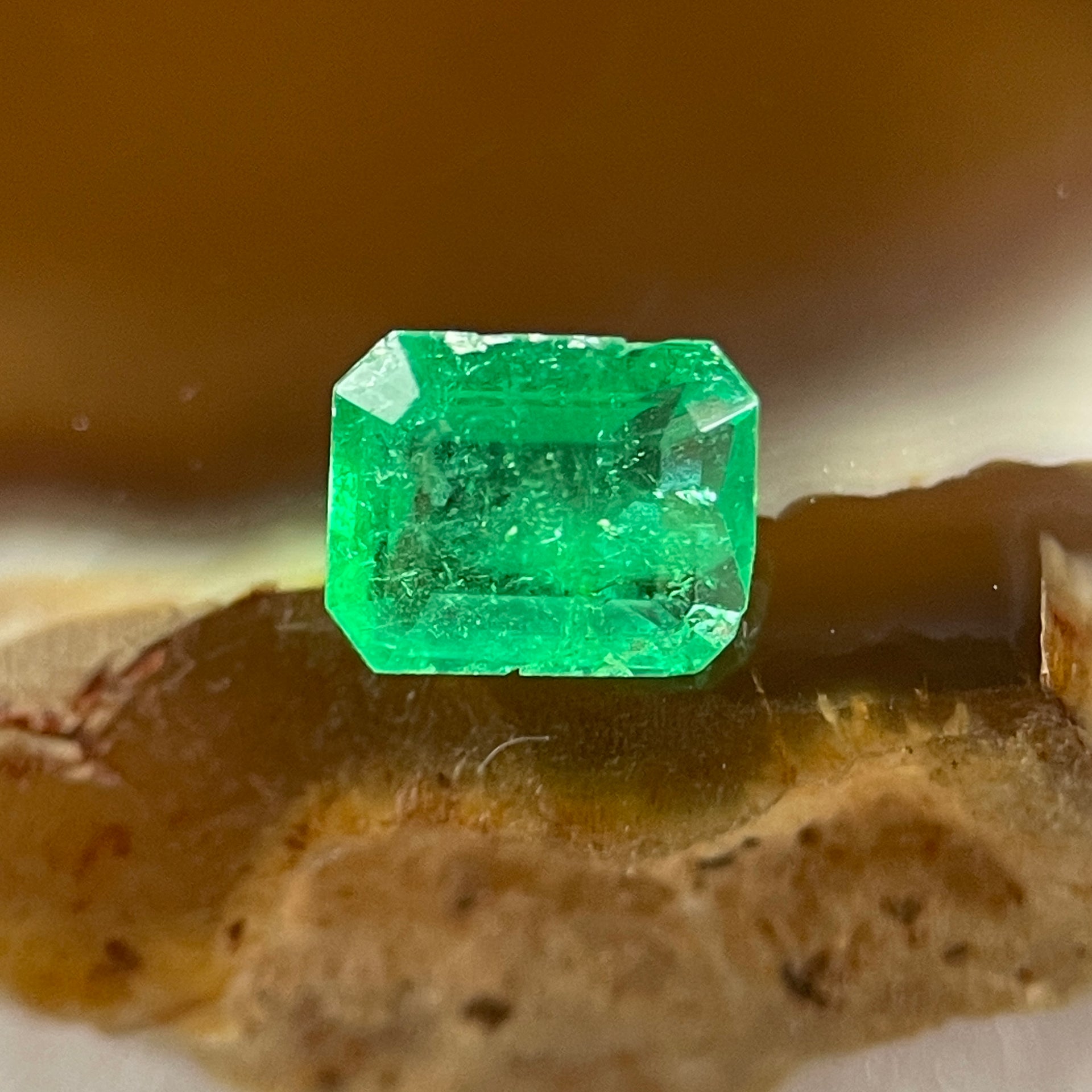 Natural Colombia Vivid Green Emerald (Beryl) Cut-Cornered Rectangular  Step cut 0.48ct 5.2 by 4.3 by 2.9mm - Huangs Jadeite and Jewelry Pte Ltd