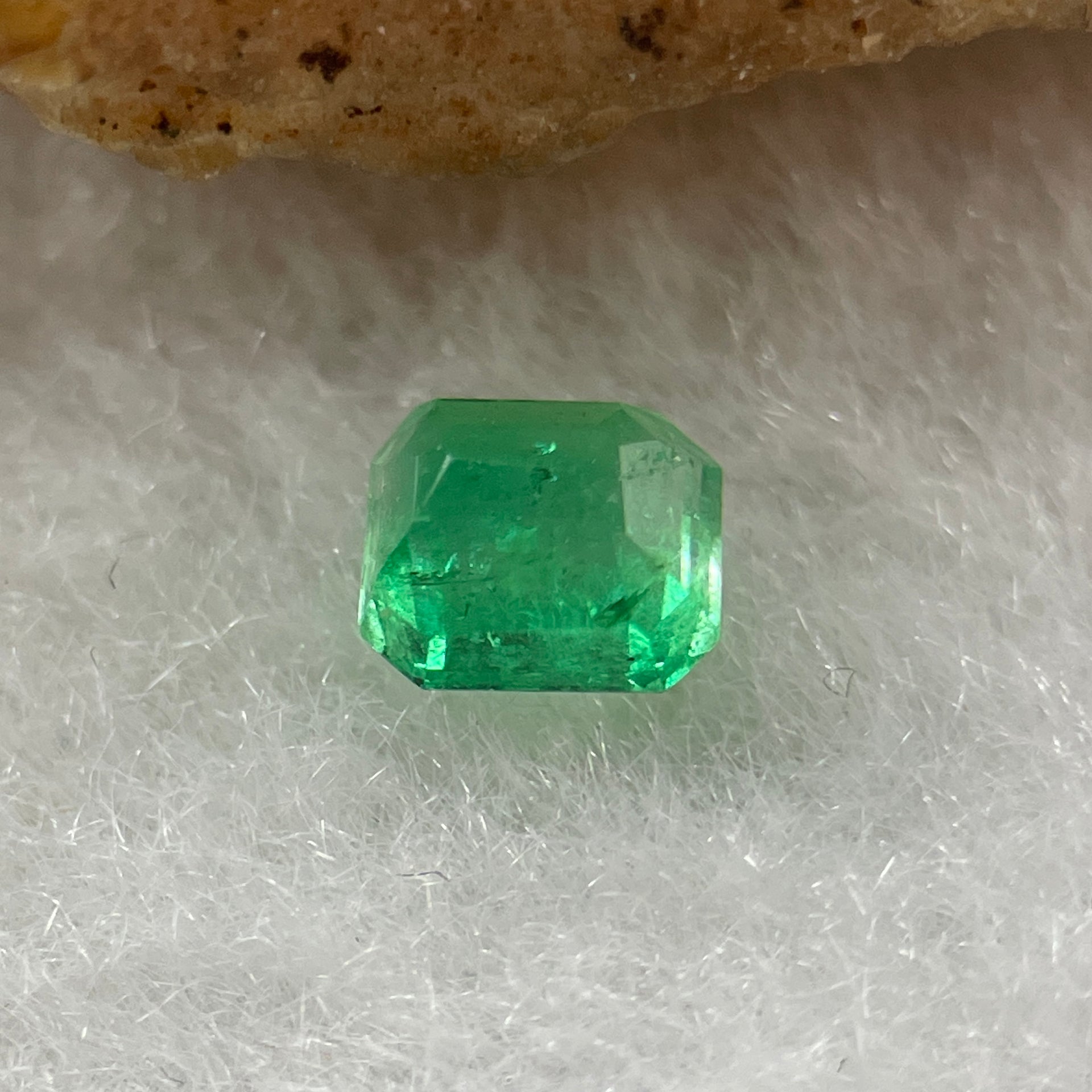 Natural Colombia Vivid Green Emerald (Beryl) Cut-Cornered Rectangular Step cut 0.40ct 4.6 by 4.0 by 2.9mm - Huangs Jadeite and Jewelry Pte Ltd