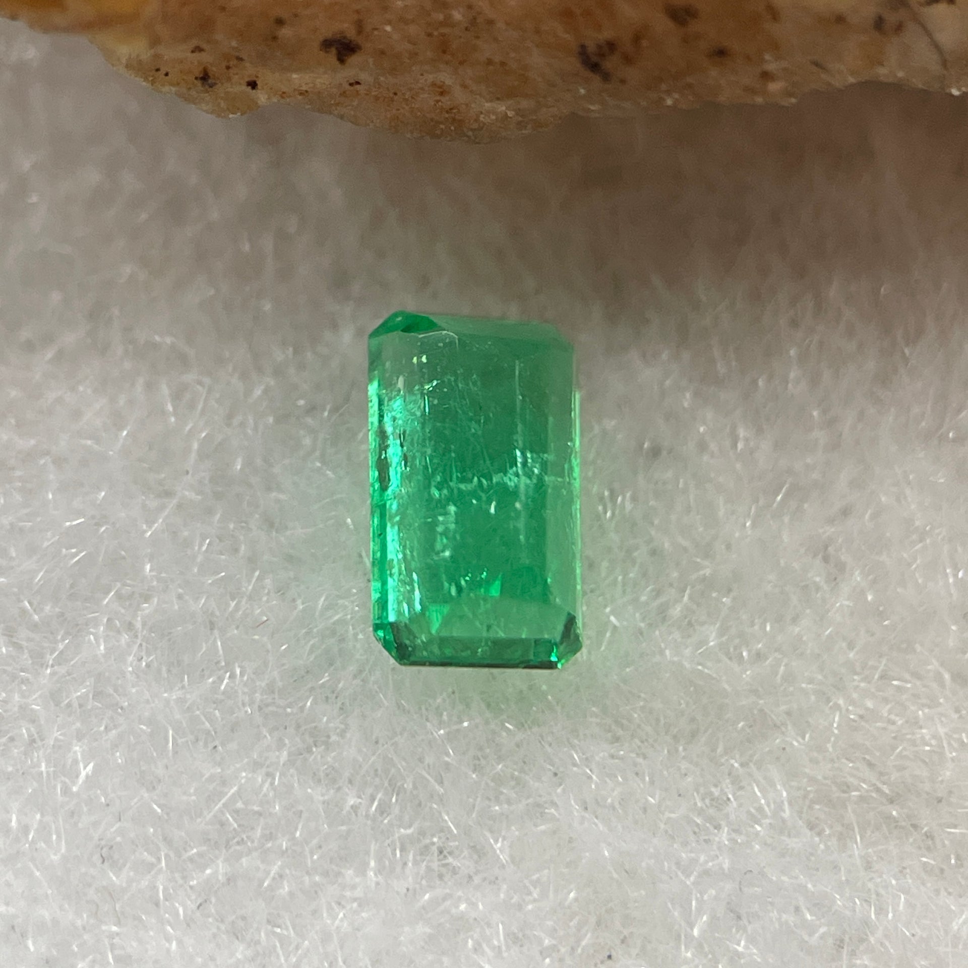 Natural Colombia Vivid Green Emerald (Beryl) Cut-Cornered Rectangle Step cut 0.45ct 5.7 by 3.6 by 2.5mm - Huangs Jadeite and Jewelry Pte Ltd