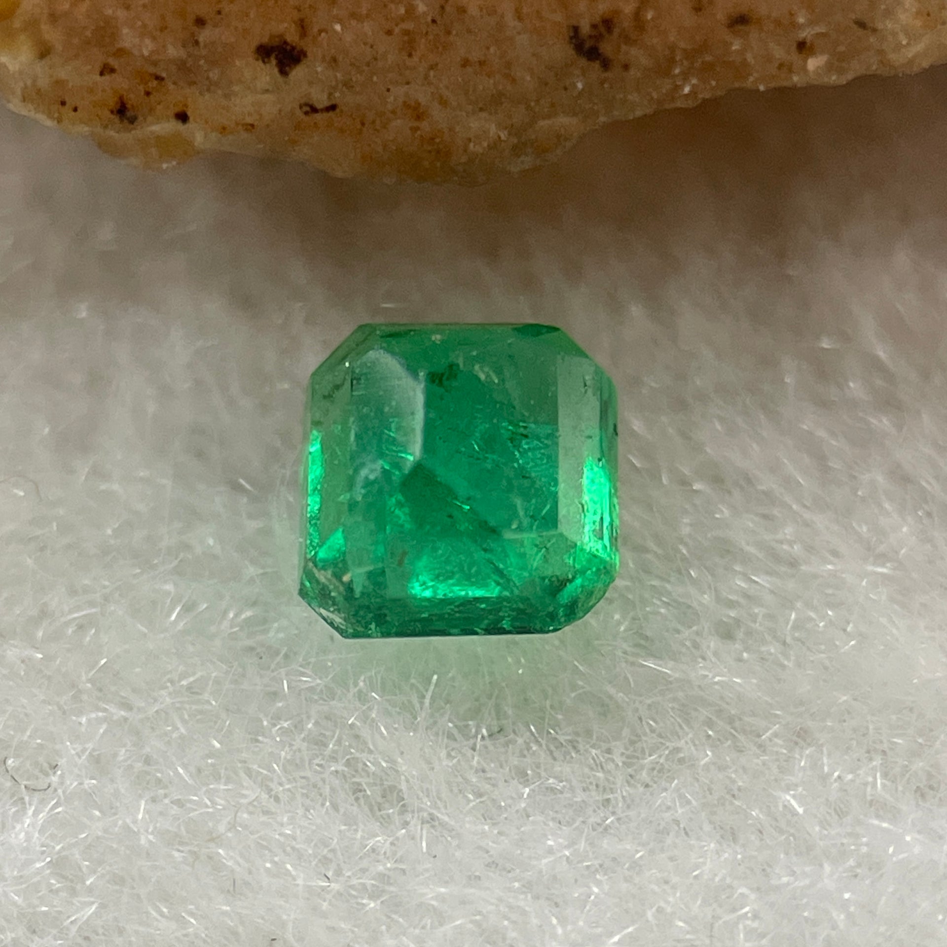 Natural Colombia Vivid Green Emerald (Beryl) Cut-Cornered Square Step cut 0.41ct 4.3 by 4.1 by 3.1mm - Huangs Jadeite and Jewelry Pte Ltd