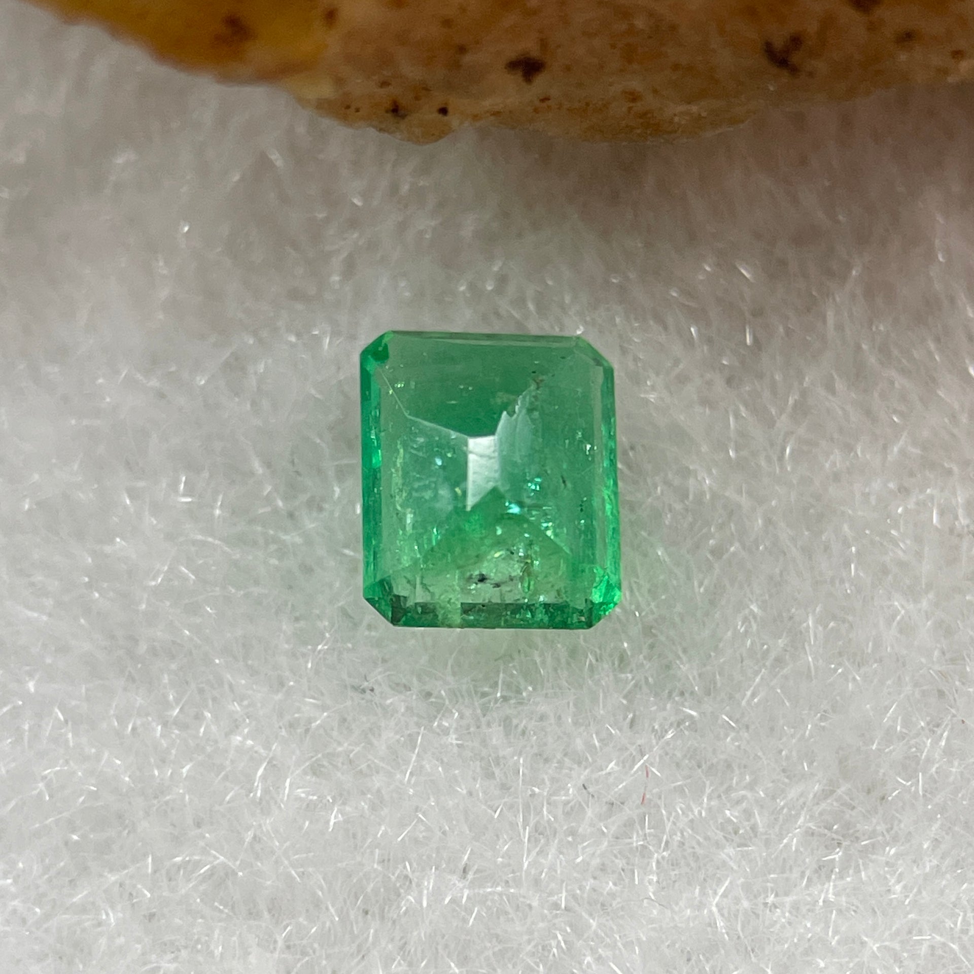 Natural Colombia Vivid Green Emerald (Beryl) Cut-Cornered Rectangular Step cut 0.40ct 4.9 by 4.2 by 2.6mm - Huangs Jadeite and Jewelry Pte Ltd