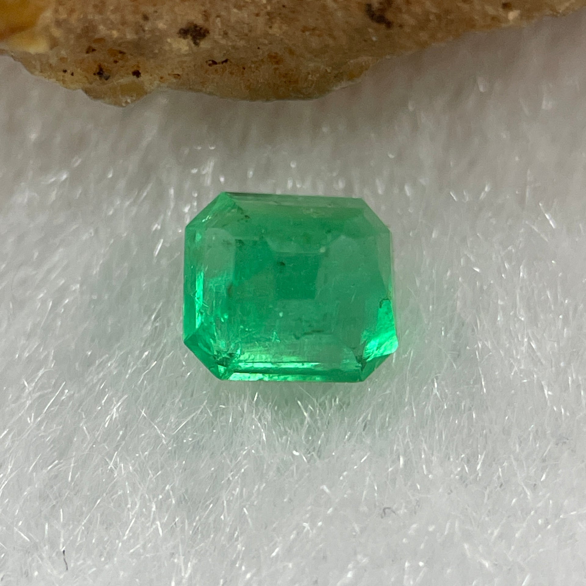 Natural Colombia Vivid Green Emerald (Beryl) Cut-Cornered Rectangular Step cut 0.48ct 4.8 by 4.3 by 3.4mm - Huangs Jadeite and Jewelry Pte Ltd