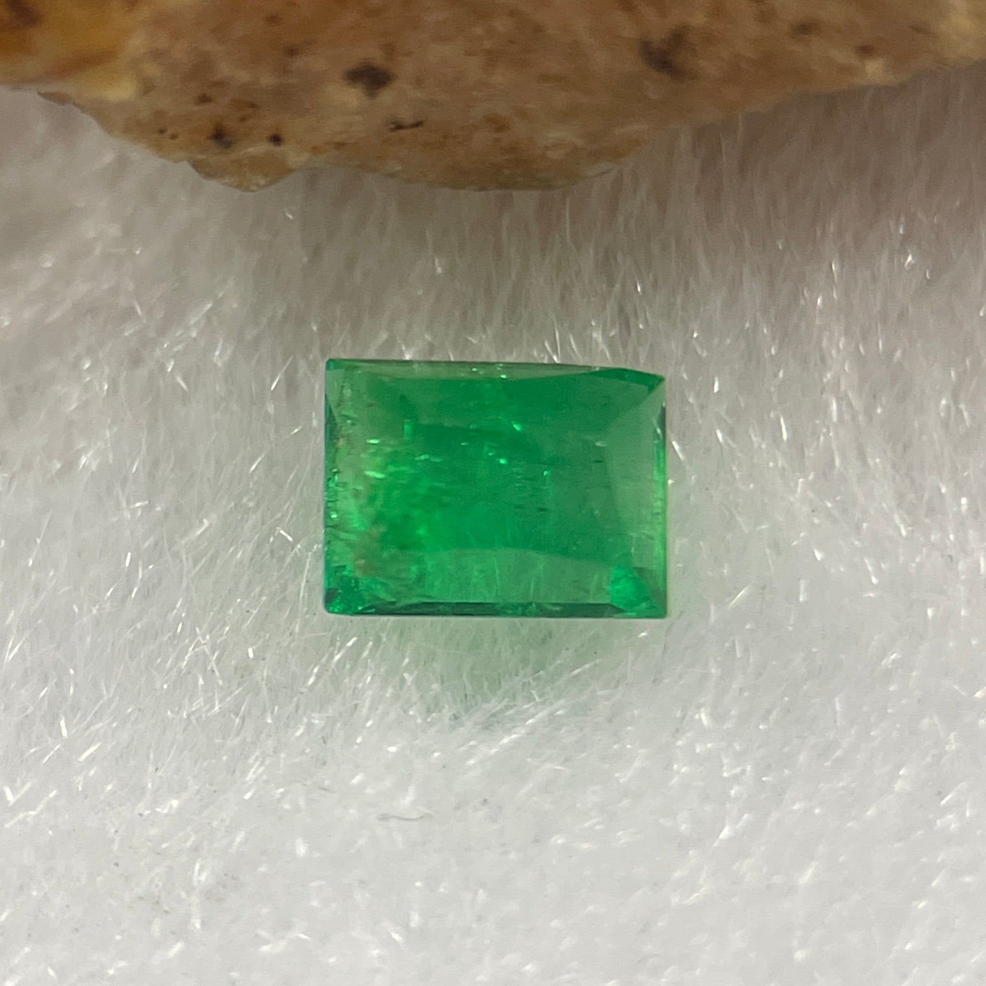 Natural Colombia Vivid Green Emerald (Beryl) Cut-Cornered Rectangular Step cut 0.37ct 4.7 by 3.4 by 2.6mm - Huangs Jadeite and Jewelry Pte Ltd