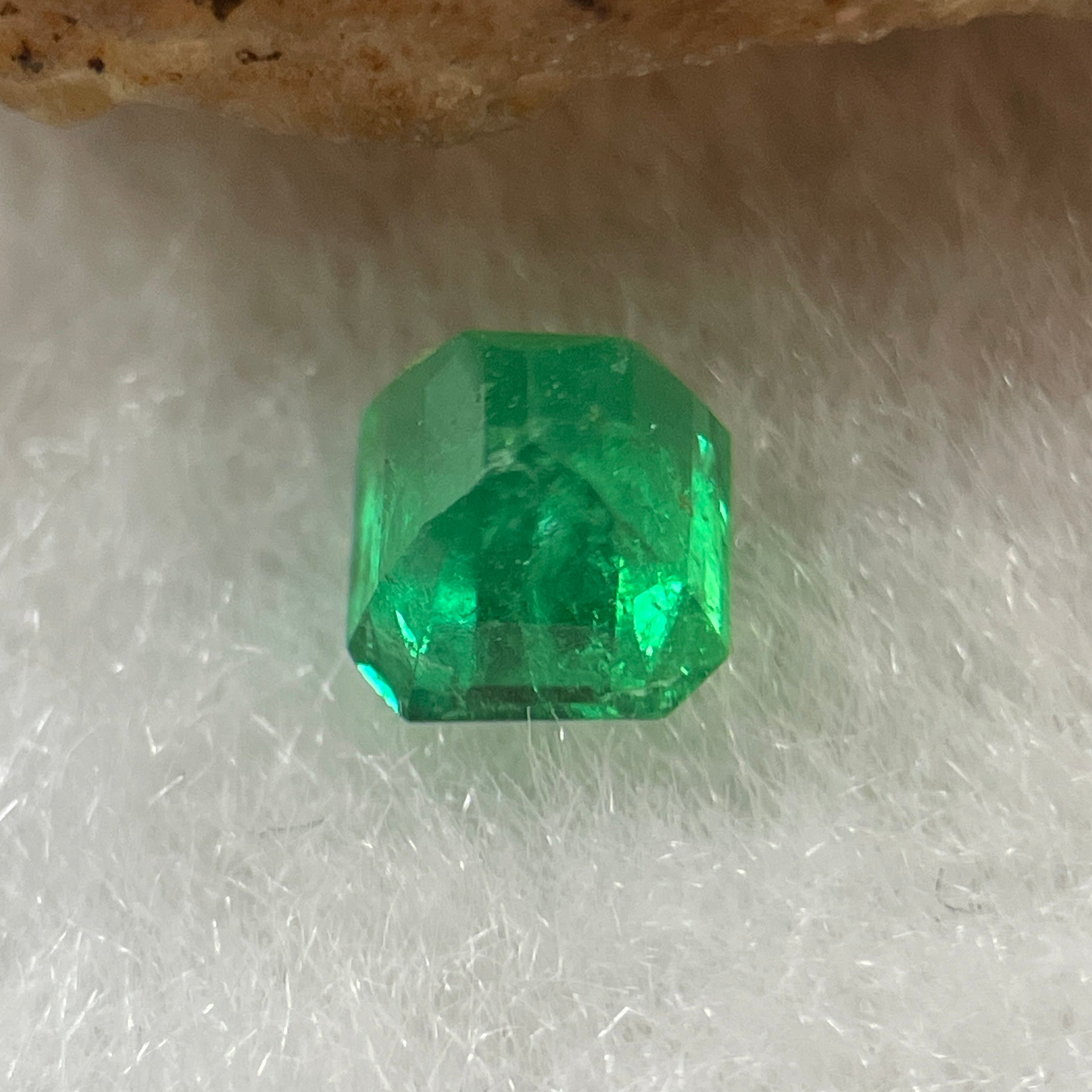 Natural Colombia Vivid Green Emerald (Beryl) Cut-Cornered Rectangular Step cut 0.49ct 4.5 by 4.0 by 3.5mm - Huangs Jadeite and Jewelry Pte Ltd