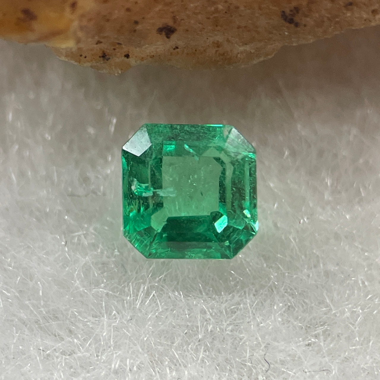Natural Colombia Vivid Green Emerald (Beryl) Cut-Cornered Square Step cut 0.43ct 4.4 by 4.4 by 3.1mm - Huangs Jadeite and Jewelry Pte Ltd