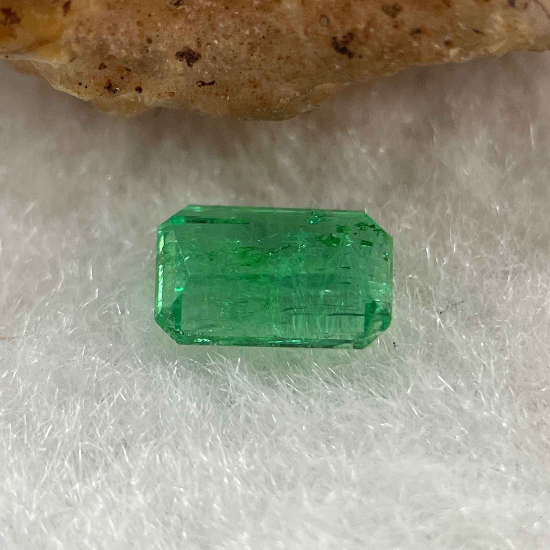 Natural Colombia Vivid Green Emerald (Beryl) Cut-Cornered Rectangular Step cut 0.42ct 6.3 by 3.9 by 1.9mm - Huangs Jadeite and Jewelry Pte Ltd