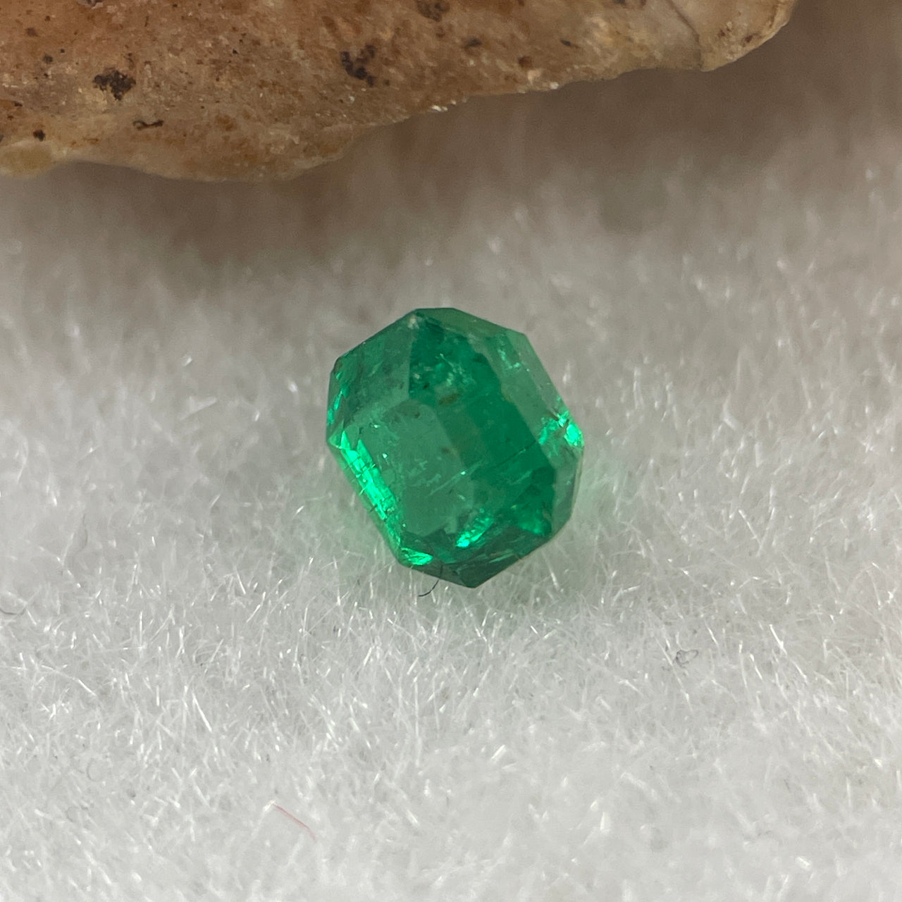 Natural Colombia Vivid Green Emerald (Beryl) Cut-Cornered Rectangular Step cut 0.44ct 4.5 by 4.0 by 3.8mm - Huangs Jadeite and Jewelry Pte Ltd