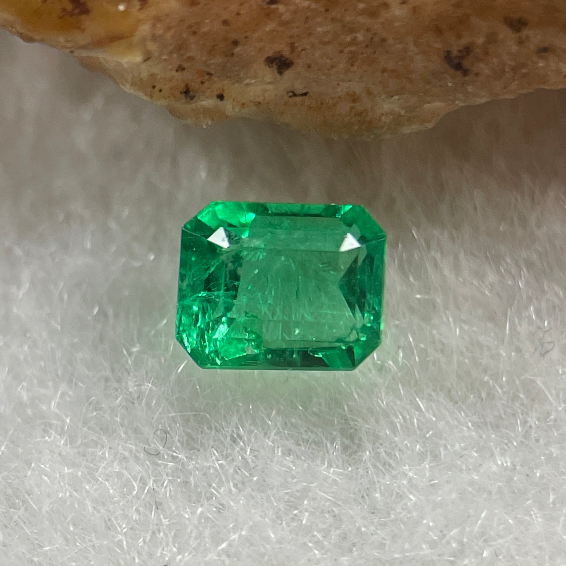 Natural Colombia Vivid Green Emerald (Beryl) Cut-Cornered Rectangular Step cut 0.43ct 4.6 by 3.8 by 3.2mm - Huangs Jadeite and Jewelry Pte Ltd
