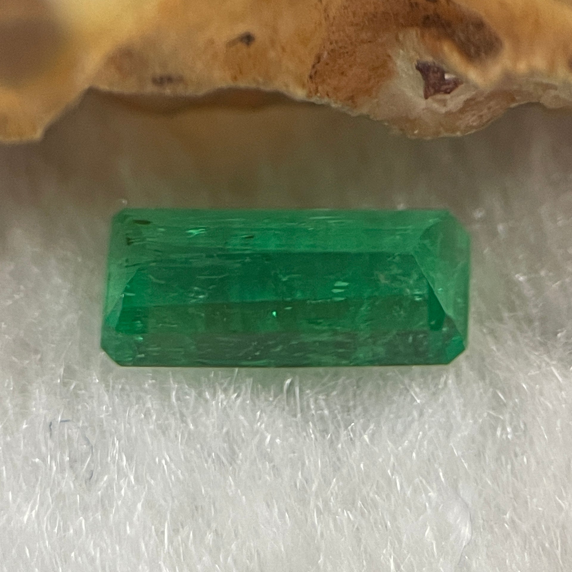 Natural Colombia Green Emerald (Beryl) Cut-Cornered Rectangular step cut 0.88ct 8.5 by 3.8 by 2.8mm - Huangs Jadeite and Jewelry Pte Ltd