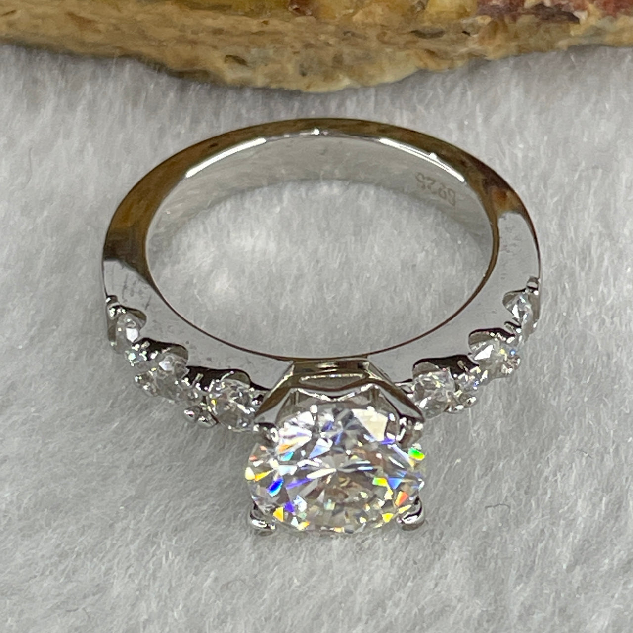 2.0Ct Colourless Round Brilliant Diameter 8.0mm VVS1 Excellent Cut Moissanite Excellent Polish Excellent Symmetry None Florescence in S925 Sliver Rings US 6 HK 13