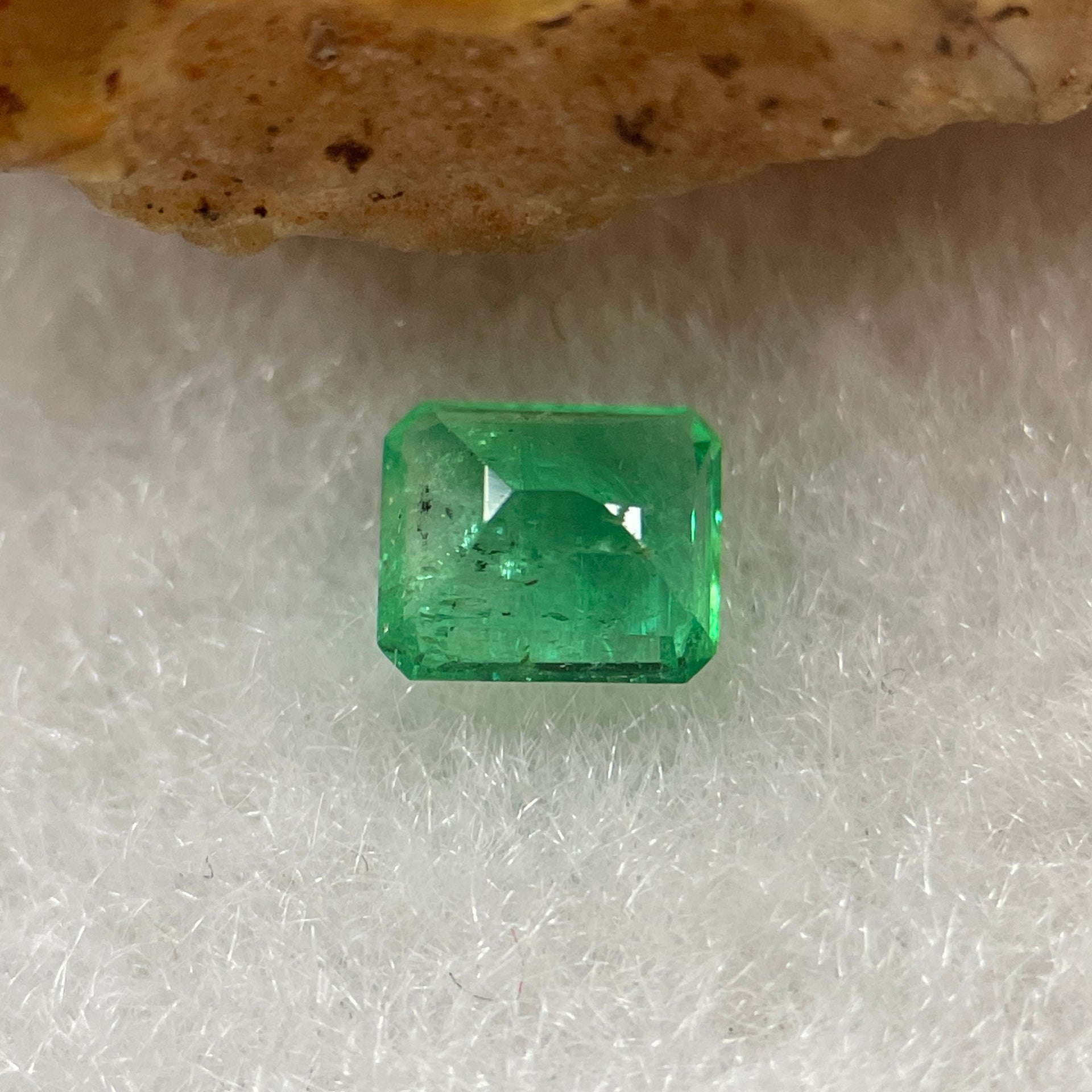 Natural Colombia Vivid Green Emerald (Beryl) Cut-Cornered Rectangular Step cut 0.40ct 4.9 by 4.2 by 2.6mm - Huangs Jadeite and Jewelry Pte Ltd