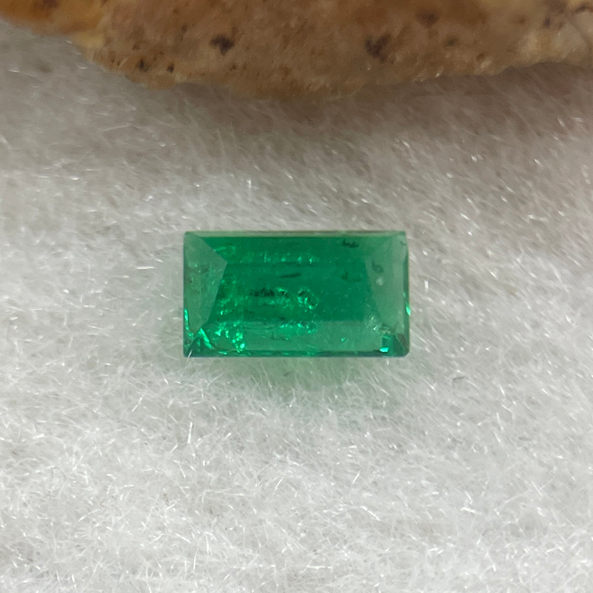 Natural Colombia Vivid Green Emerald (Beryl) Cut-Cornered Rectangular Step cut 0.46ct 6.0 by 3.5 by 2.4mm - Huangs Jadeite and Jewelry Pte Ltd