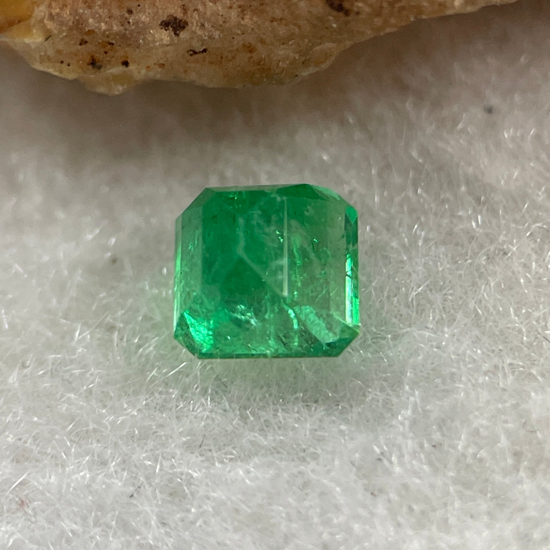 Natural Colombia Vivid Green Emerald (Beryl) Cut-Cornered Square Step cut 0.49ct 4.6 by 4.4 by 3.3mm - Huangs Jadeite and Jewelry Pte Ltd