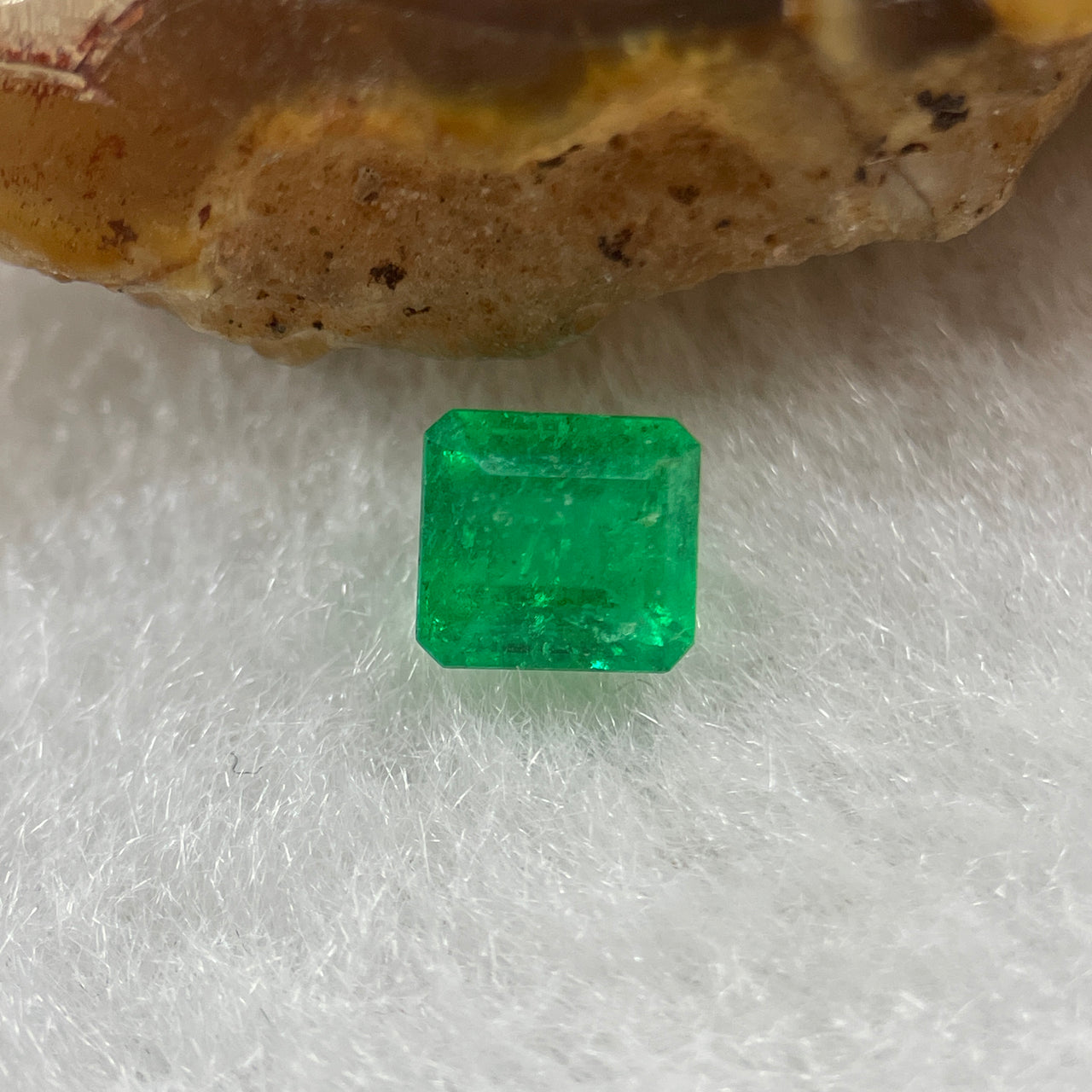 Natural Colombia Green Emerald (Beryl) Cut-Cornered Rectangular step cut 0.55ct 5.0 by 4.6 by 3.4mm - Huangs Jadeite and Jewelry Pte Ltd