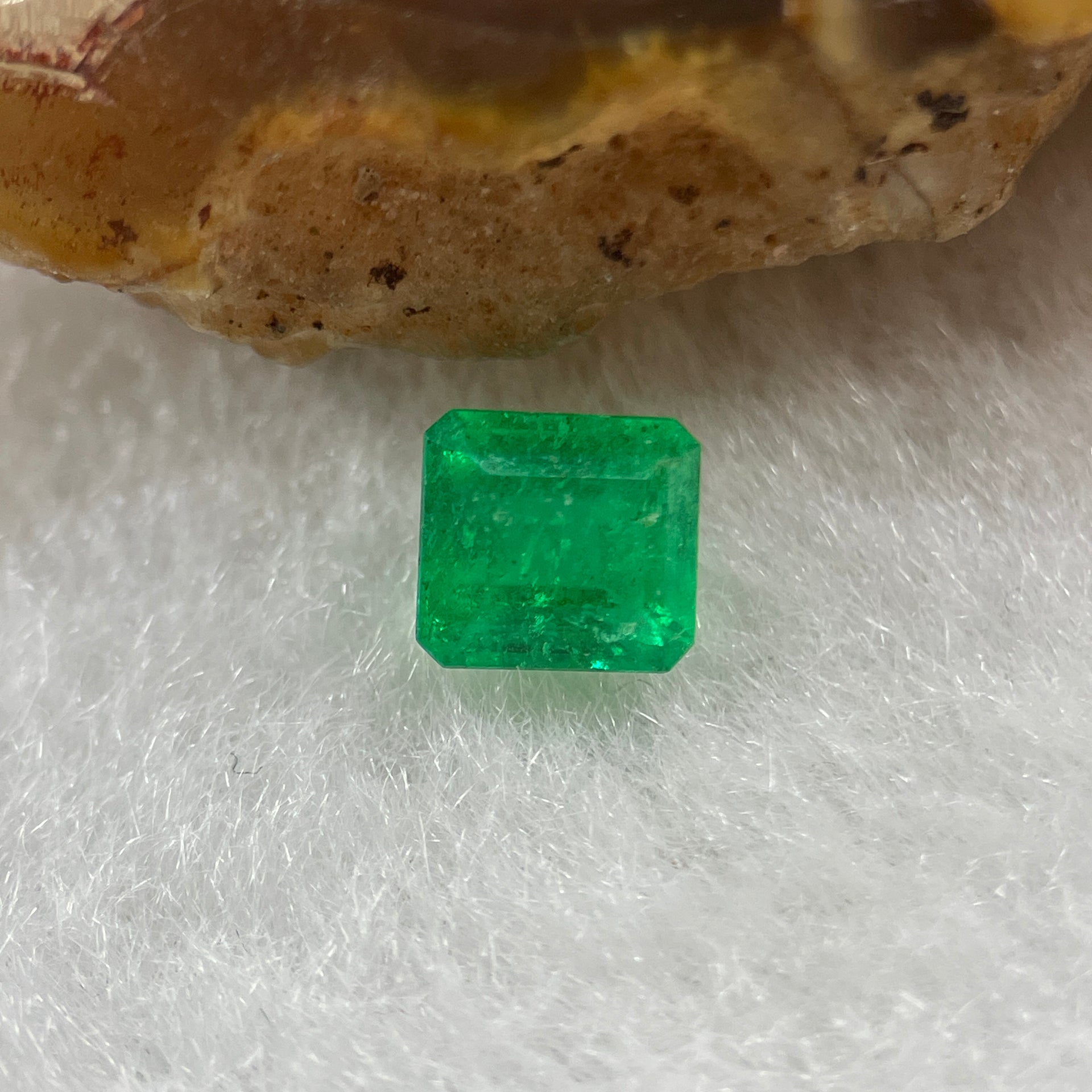 Natural Colombia Green Emerald (Beryl) Cut-Cornered Rectangular step cut 0.55ct 5.0 by 4.6 by 3.4mm - Huangs Jadeite and Jewelry Pte Ltd