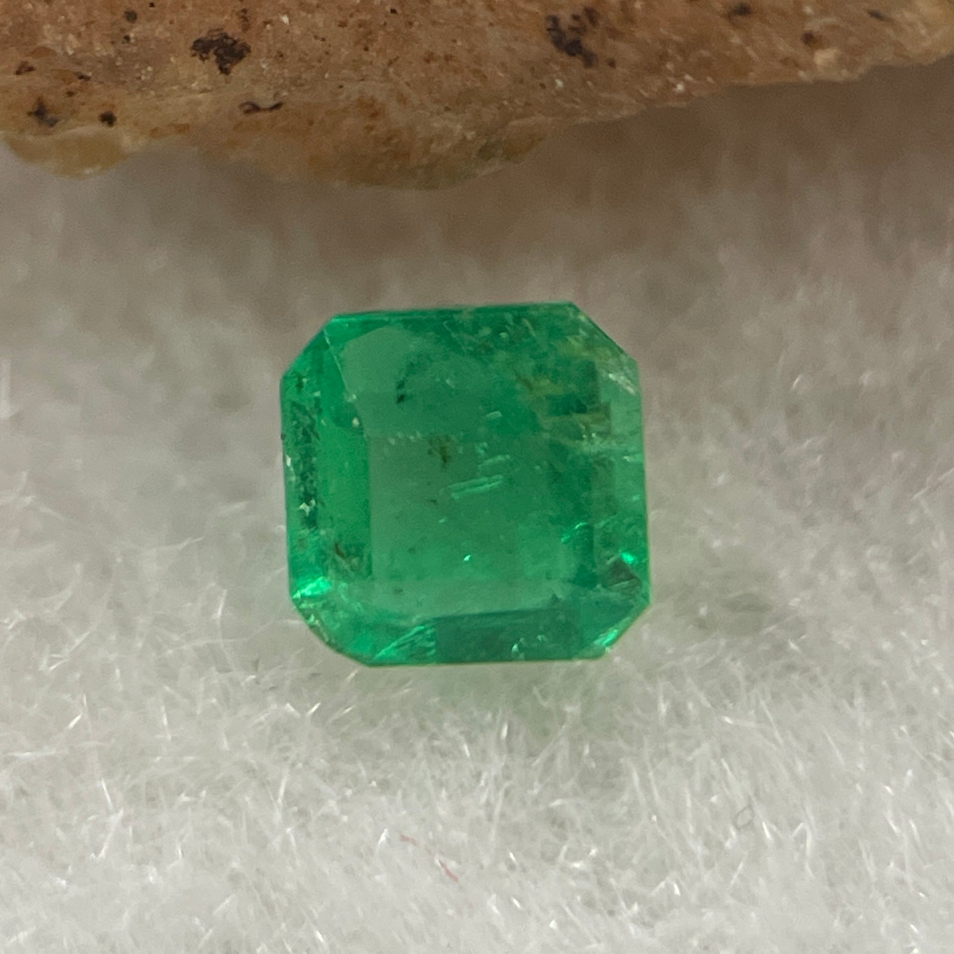 Natural Colombia Vivid Green Emerald (Beryl) Cut-Cornered Square Step cut 0.41ct 4.3 by 4.1 by 3.1mm - Huangs Jadeite and Jewelry Pte Ltd