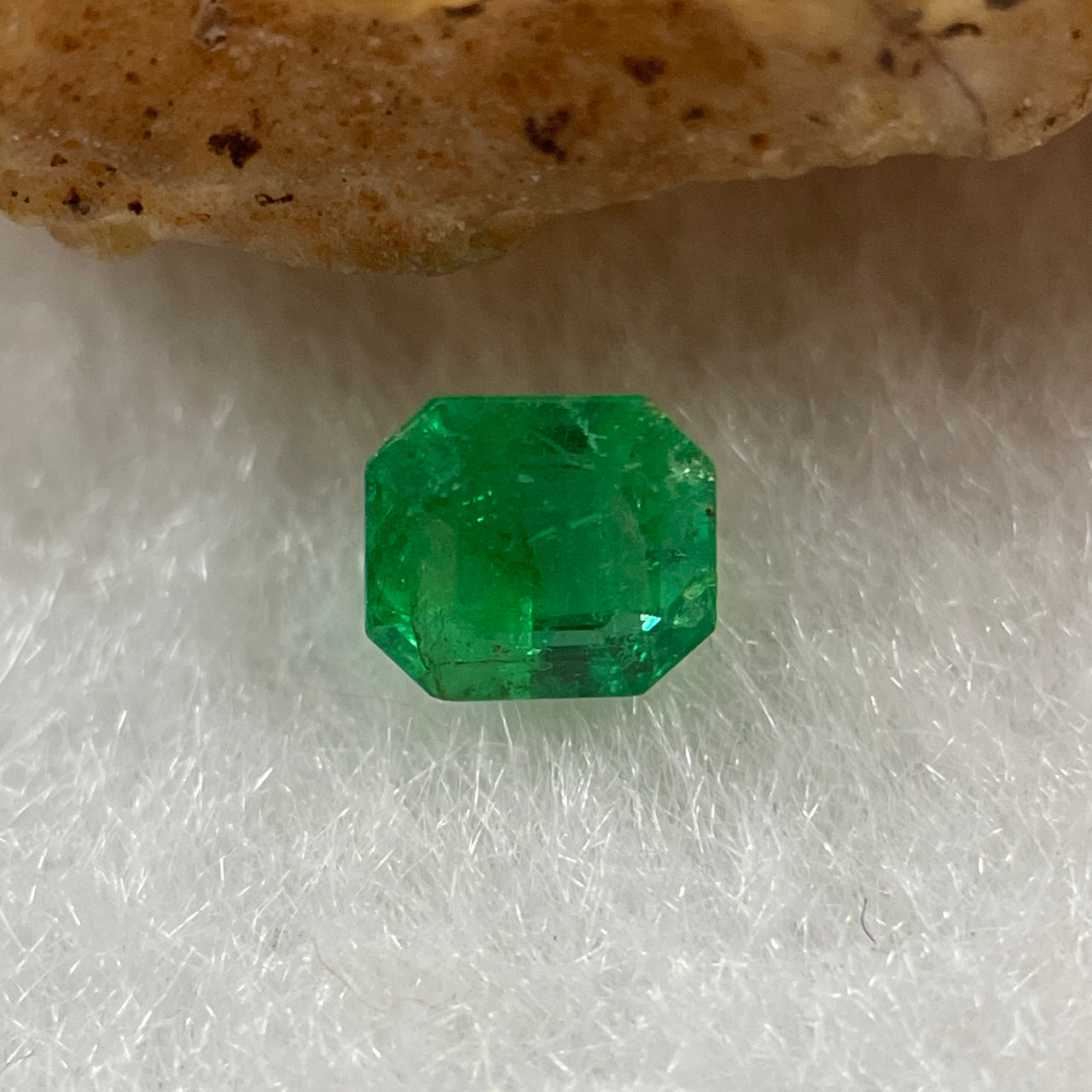 Natural Colombia Vivid Green Emerald (Beryl) Cut-Cornered Rectangular Step cut 0.47ct 4.6 by 4.2 by 3.3mm - Huangs Jadeite and Jewelry Pte Ltd