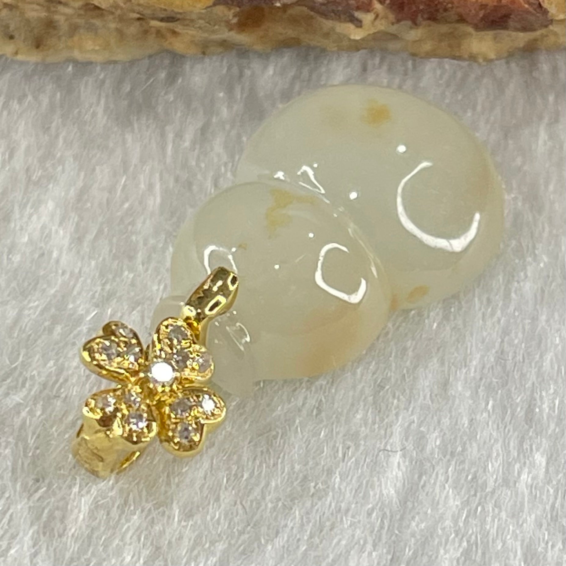 Type A Faint Lavender with Yellow Spots Jadeite Hulu with Diamonds in 18K AU750 Yellow Gold Four Leaf Clover Pendant 1.94g 15.8 by 10.9 by 5.0mm - Huangs Jadeite and Jewelry Pte Ltd