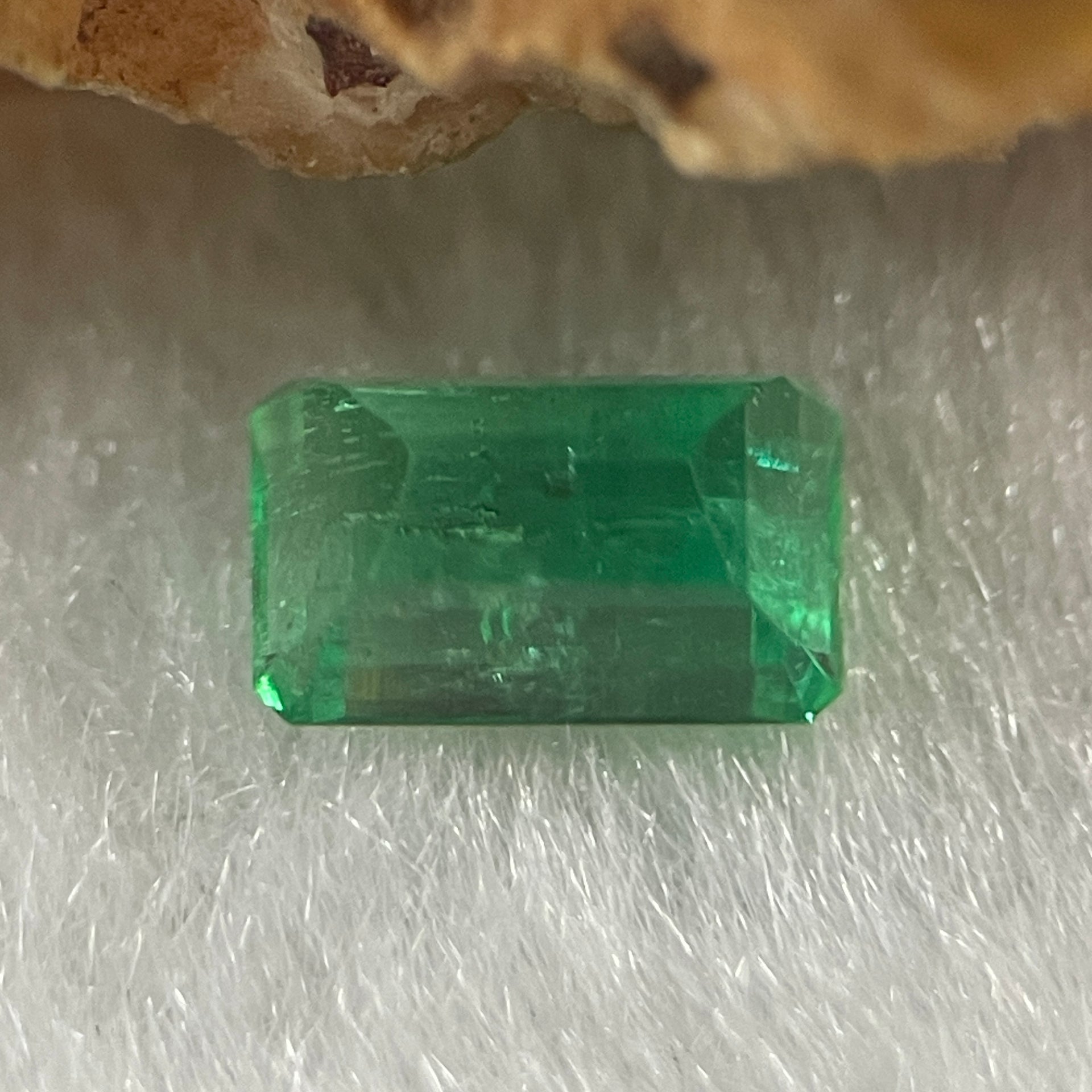 Natural Colombia Green Emerald (Beryl) Cut-Cornered Rectangular step cut 0.80ct 6.4 by 3.9 by 3.6mm - Huangs Jadeite and Jewelry Pte Ltd