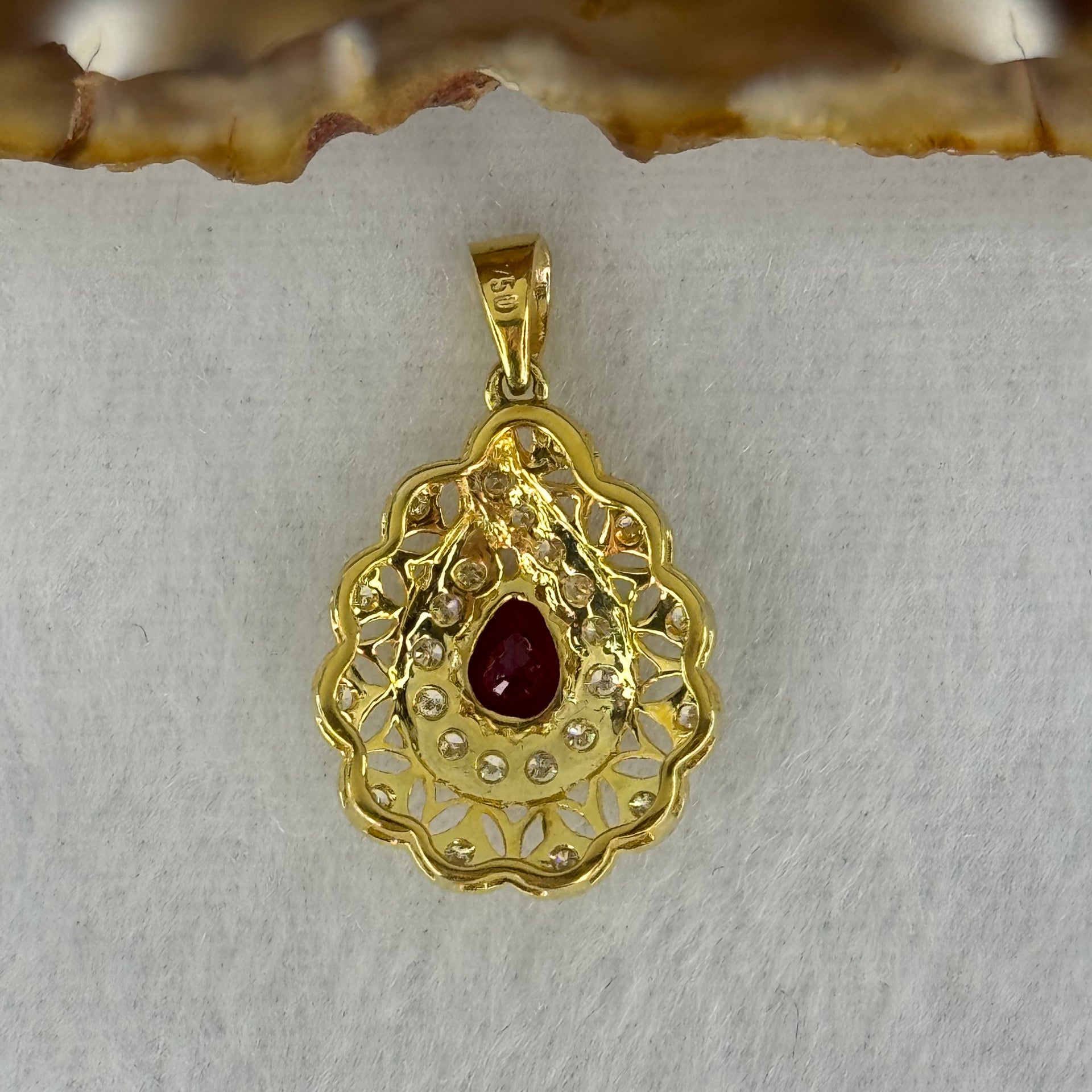 Natural Transparent Vivid Red Pear Shape Brilliant / Step Cut Ruby (Heated) Approx. 1.0ct 6.02 by 5.42 by 3.85mm in 750 18K Yellow Gold and Natural Diamonds 3.39g - Huangs Jadeite and Jewelry Pte Ltd