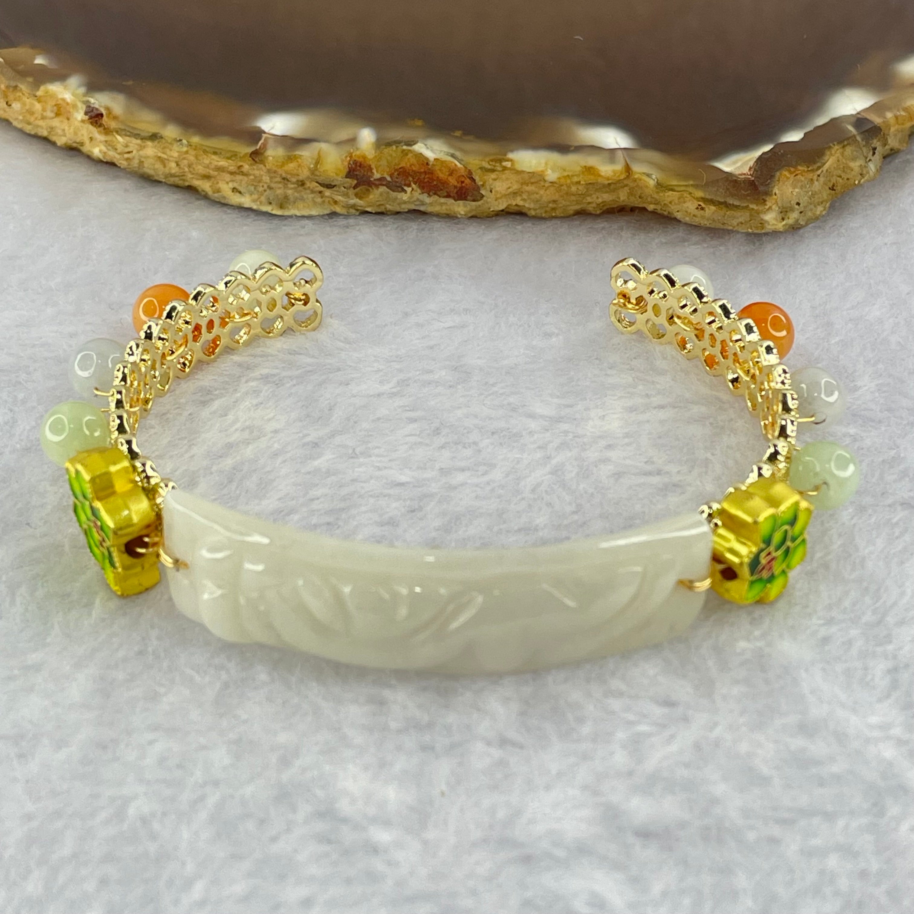 A 款淡紫绿色翡翠貔貅寿牌配金色珠子手链18.76 克44.1 x 12.5 x