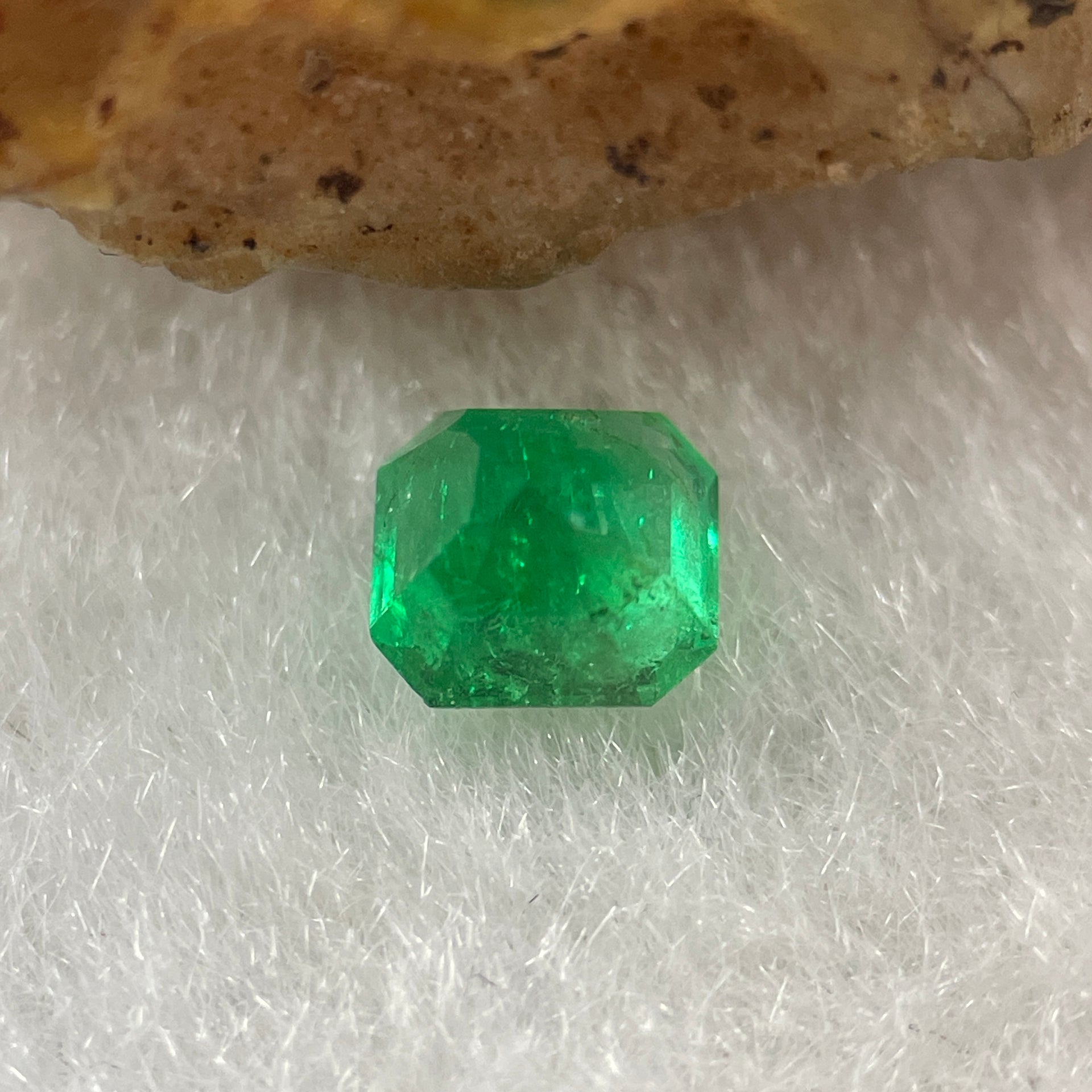 Natural Colombia Green Emerald (Beryl) Cut-Cornered Rectangular step cut 0.53ct 4.9 by 4.6 by 3.7mm - Huangs Jadeite and Jewelry Pte Ltd