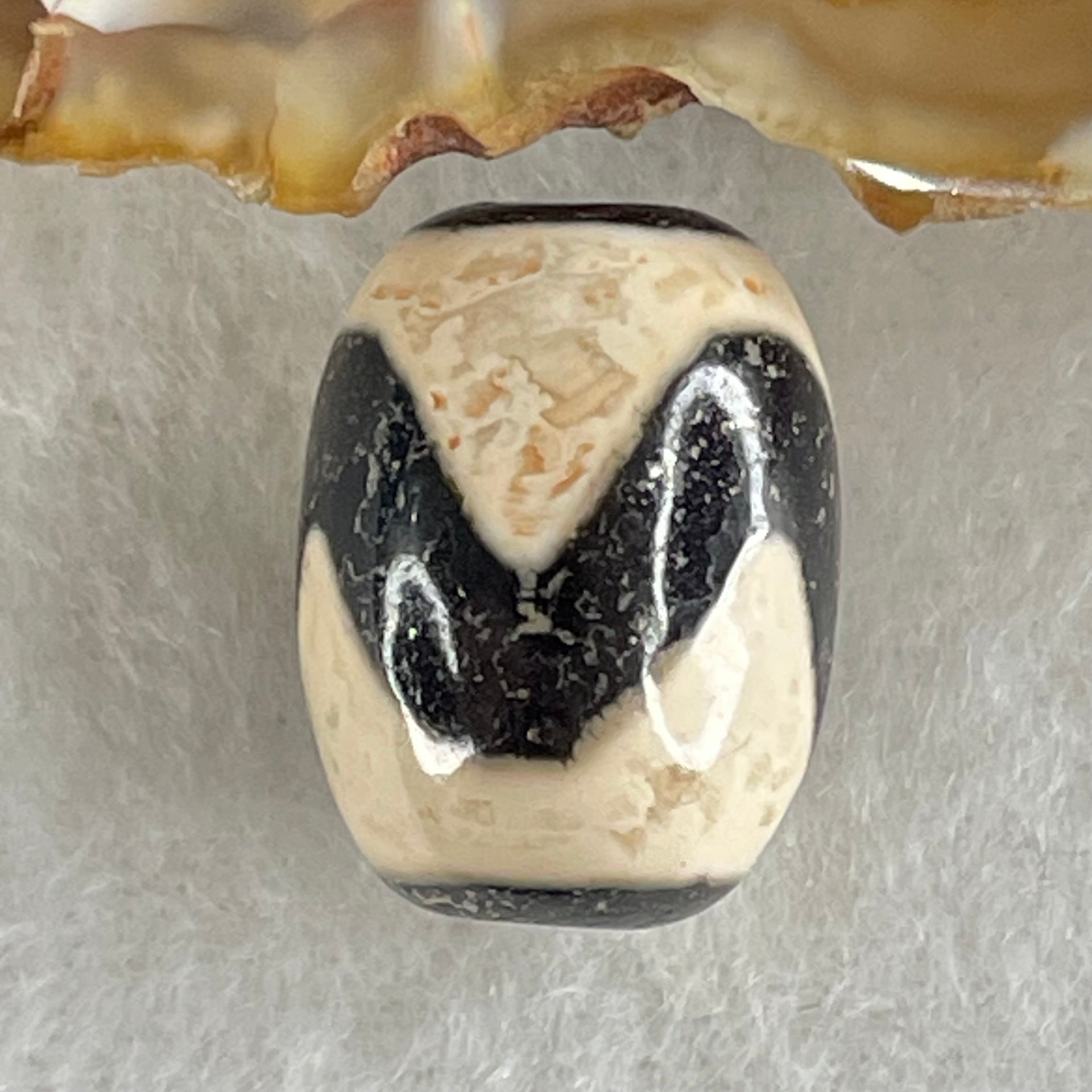Natural Powerful Tibetan Old Oily Agate Tiger Tooth Daluo Dzi Bead Heavenly Master (Tian Zhu) 虎呀天诛 4.62g 17.9 by 13.3mm - Huangs Jadeite and Jewelry Pte Ltd