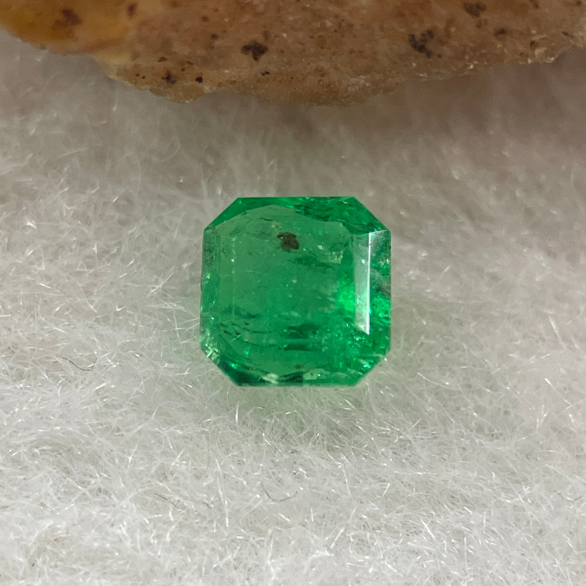Natural Colombia Vivid Green Emerald (Beryl) Cut-Cornered Square Step cut 0.41ct 4.8 by 4.8 by 2.4mm - Huangs Jadeite and Jewelry Pte Ltd