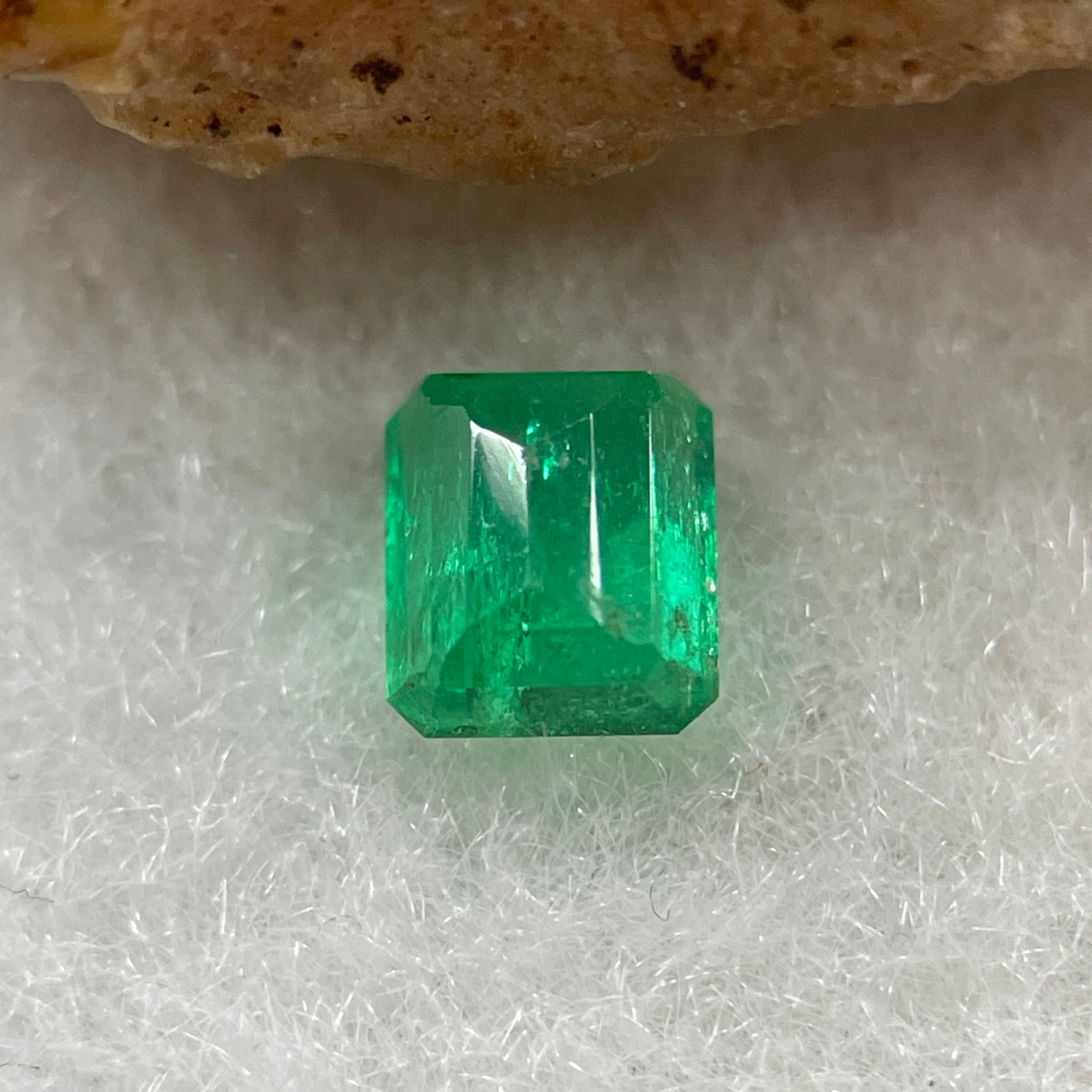 Natural Colombia Vivid Green Emerald (Beryl) Cut-Cornered Rectangle Step cut 0.49ct 5.0 by 4.3 by 2.7mm - Huangs Jadeite and Jewelry Pte Ltd